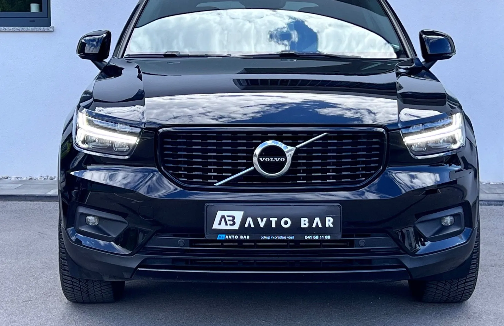 Zunanja slika - Volvo XC40 - T3 R-design+ALU+LED+HI-FI+KLJUKA - 2