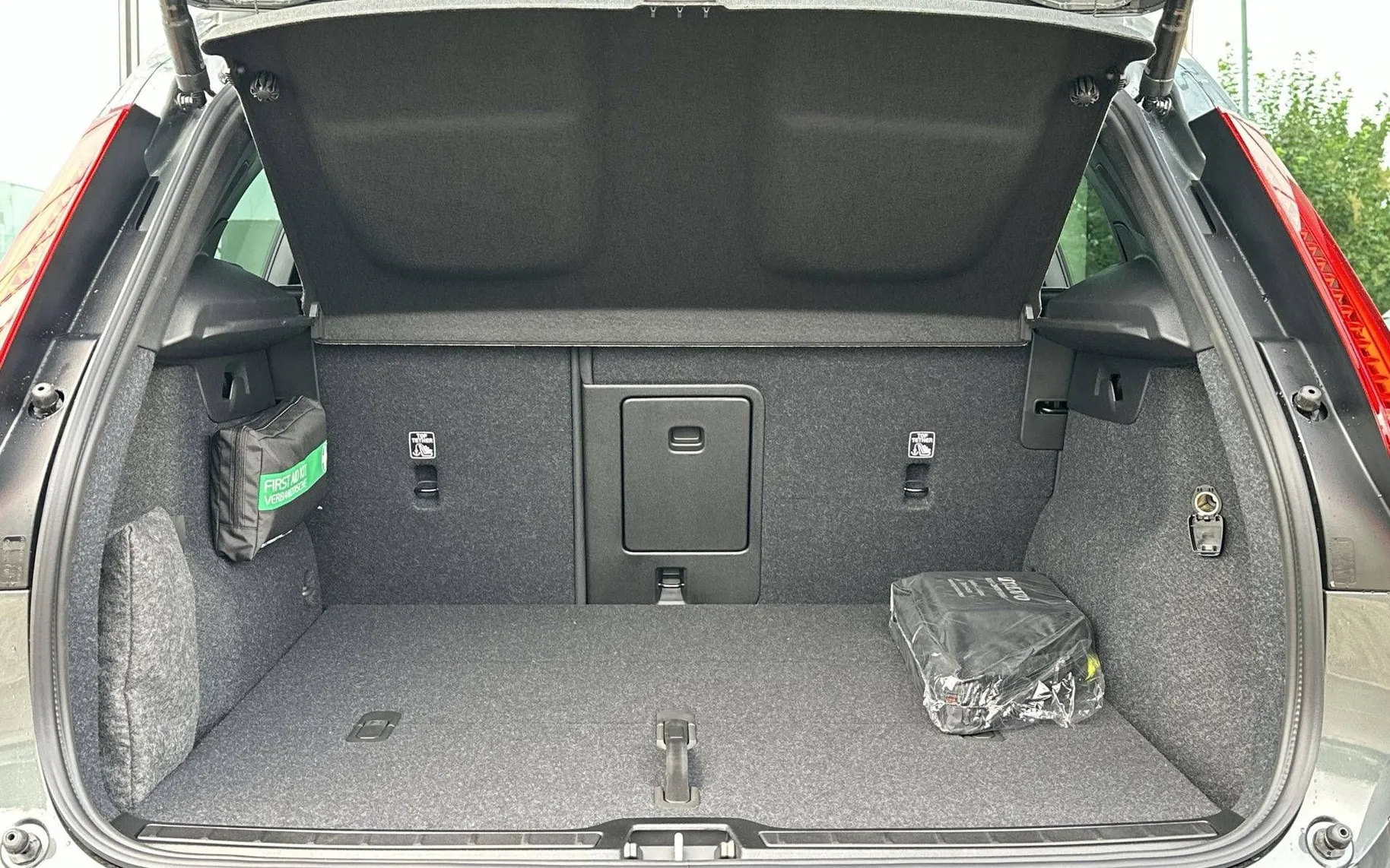 Notranja slika - Volvo XC40 - B3 P Core AT DCT... - 12