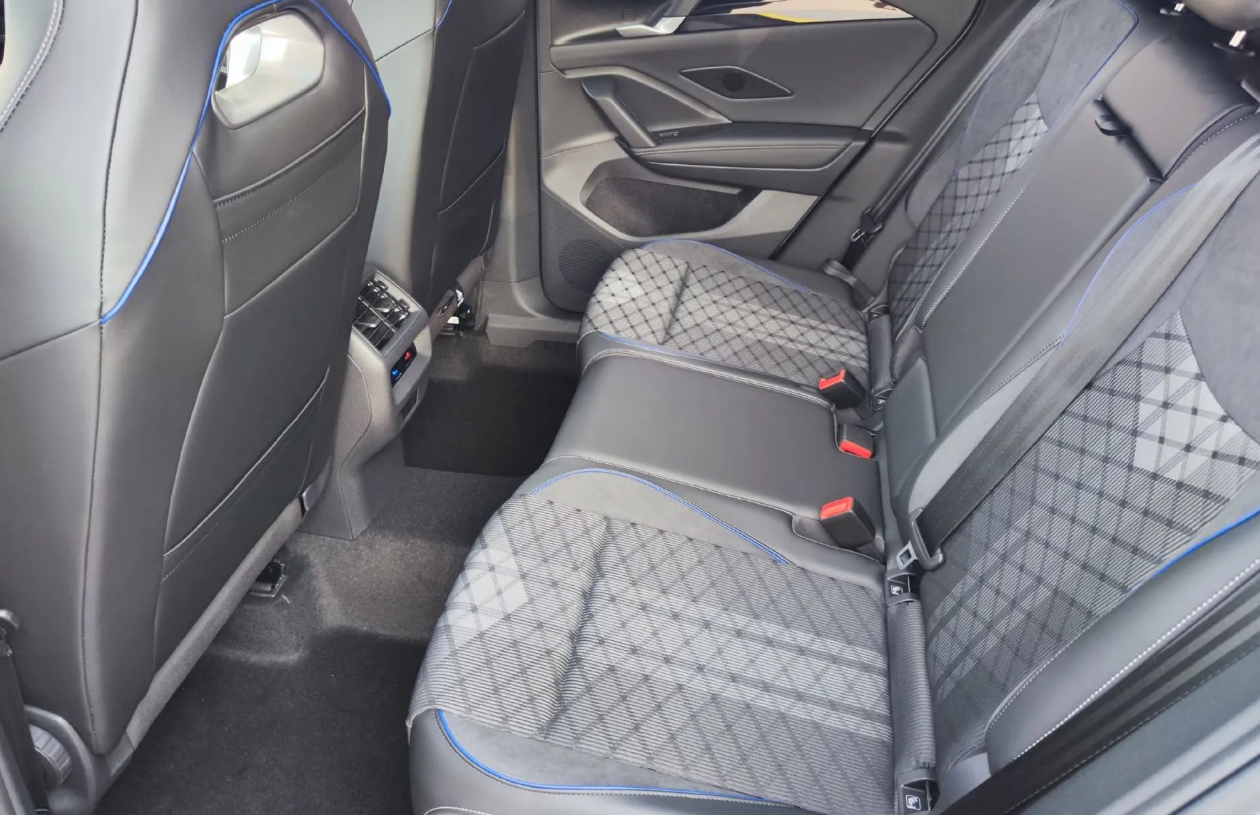 Zunanja slika - Volkswagen Tiguan - 2.0 TDI DSG 4JOY 110kW - 11