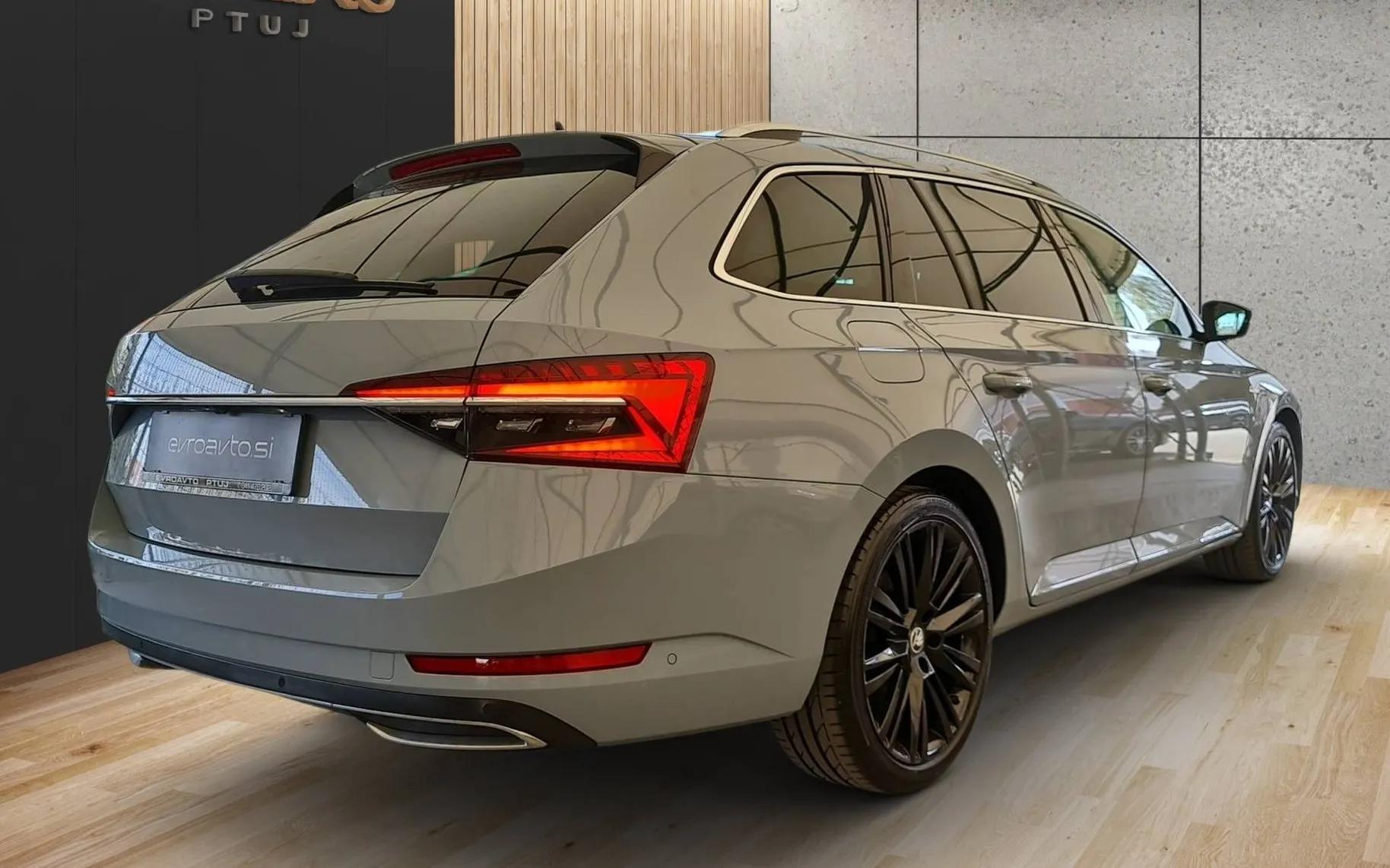 Zunanja slika - Škoda Superb - Combi 2.0 TDI L K Laurin Klement•Tovarniš. jamstvo - 4