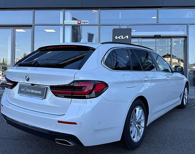 Zunanja slika - BMW Serija 5 - Touring: 520d AT -ACC -PANO -KAMERA -HEAD UP -DISPLAY KE - 4