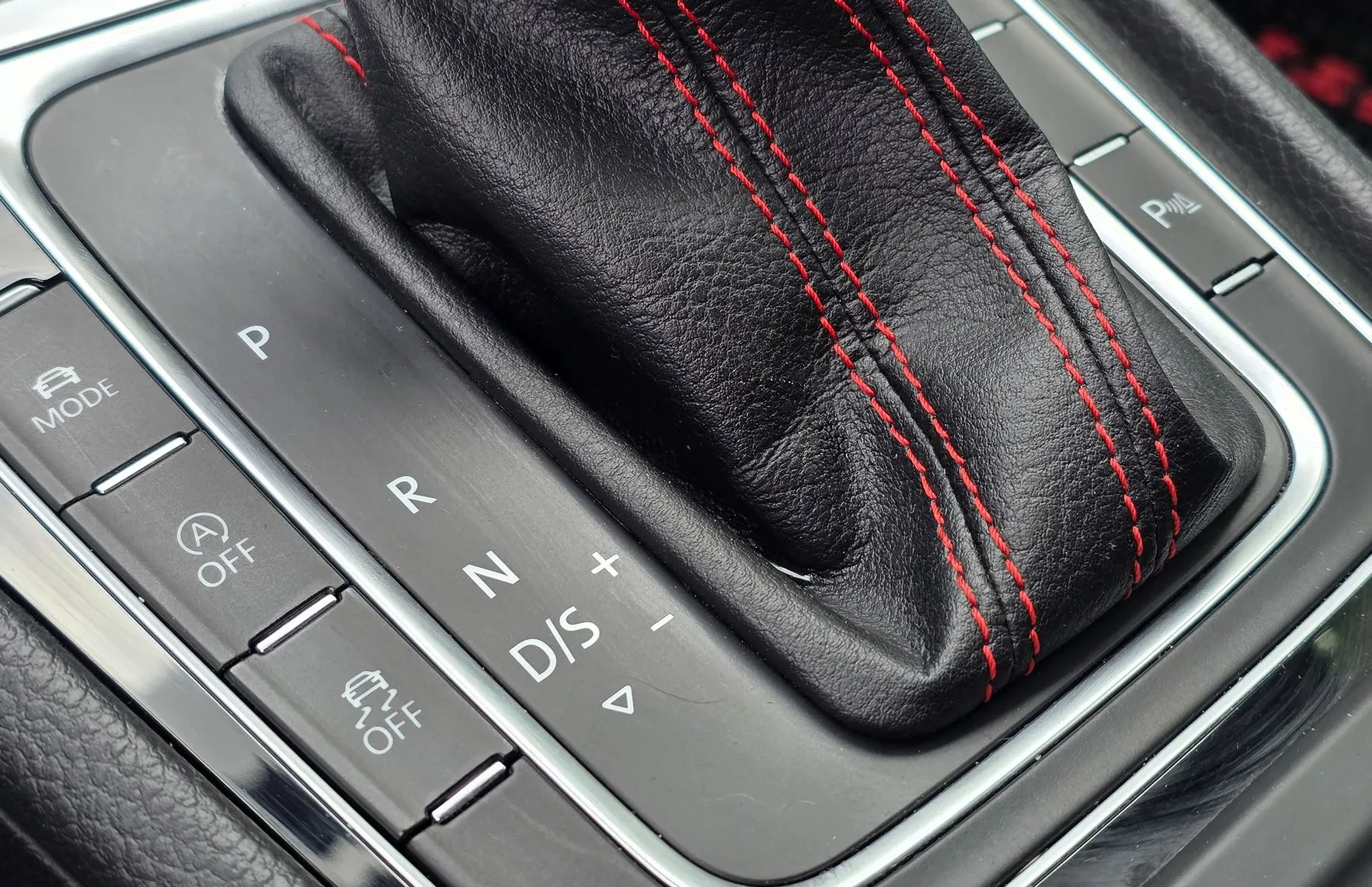Zunanja slika - Volkswagen Golf - 2.0 GTI BMT DSG LED-ALU-GRETJE SEDEŽEV-NAVI - 15