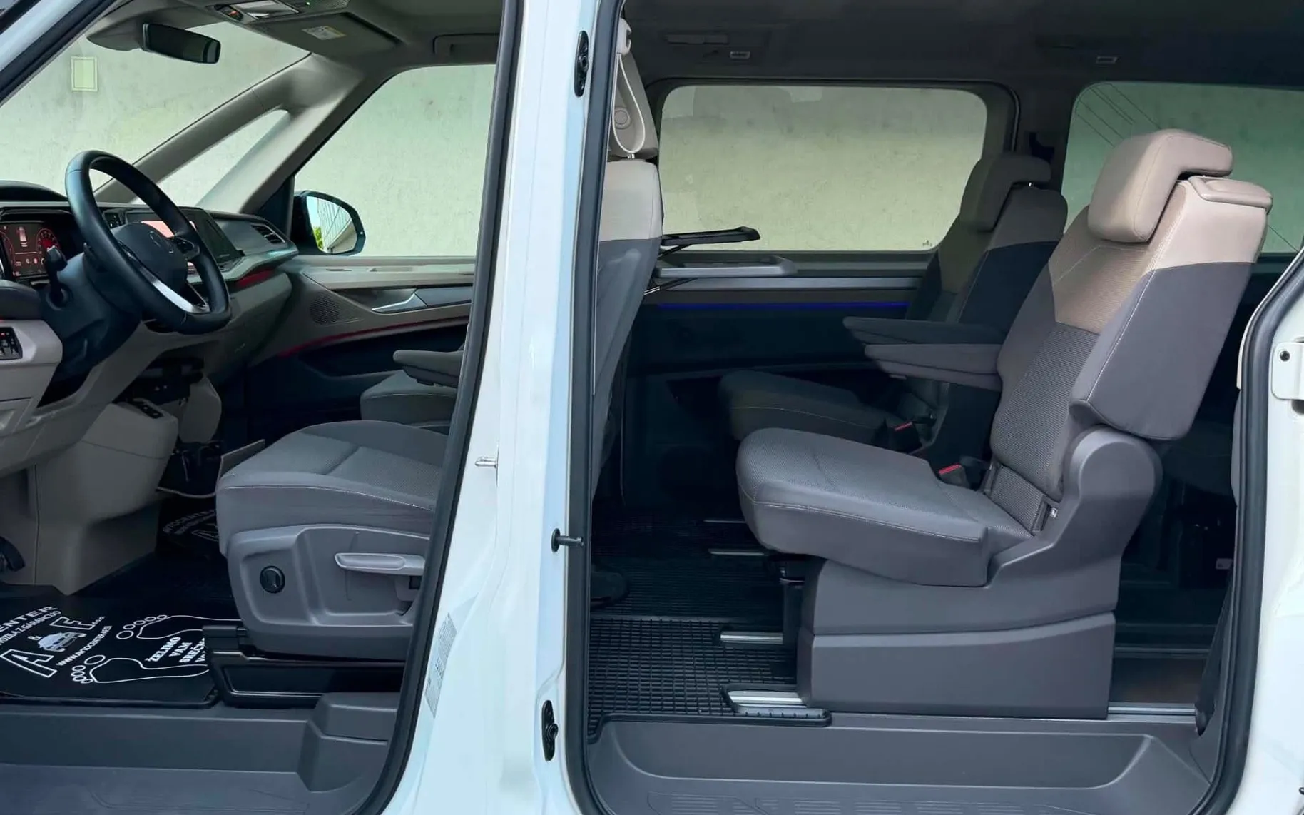 Notranja slika - Volkswagen Multivan - 2.0 TDI-DSG-PODALJŠAN-EDITION-IQ LIGHT-VIRTUAL- - 10