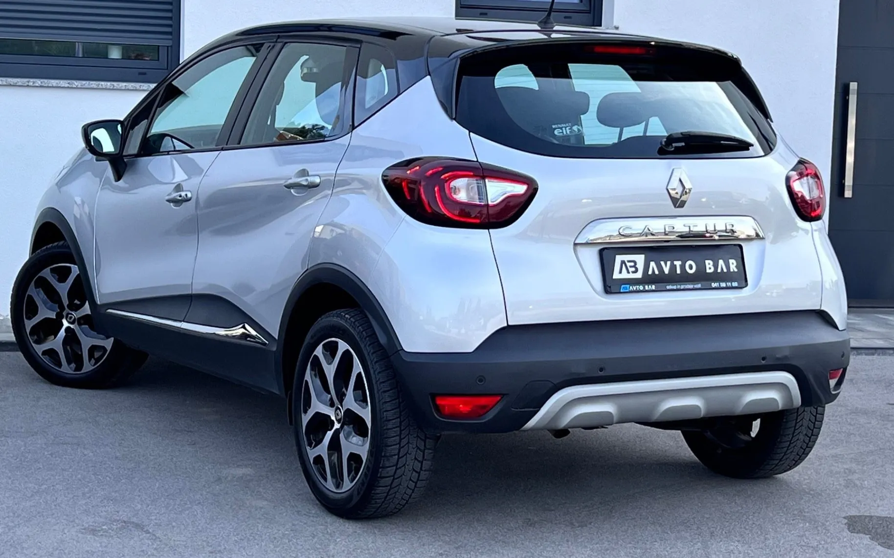 Notranja slika - Renault Captur - TCe+1.LAST+SLO+LED+NAVI+ALU+KEMERA - 8
