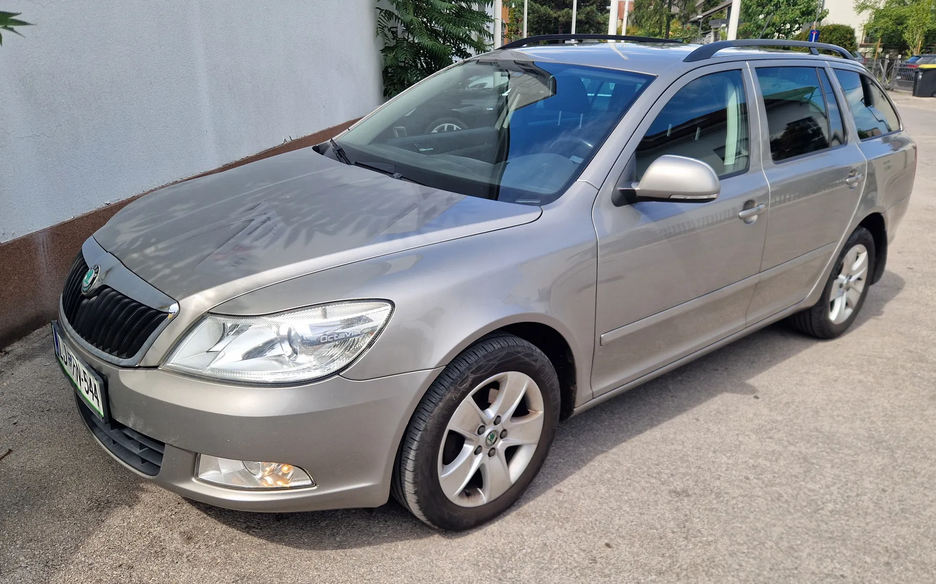 Zunanja slika - Škoda Octavia - Škoda  Combi 1.6 CR TDI DPF Elegance - 4