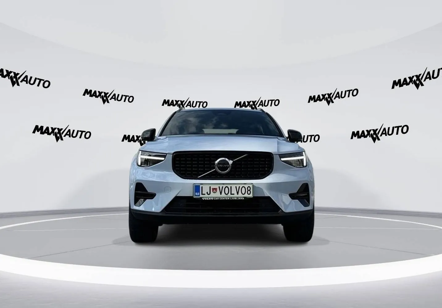 Zunanja slika - Volvo XC40 - B3P Plus Dark Avt - 2