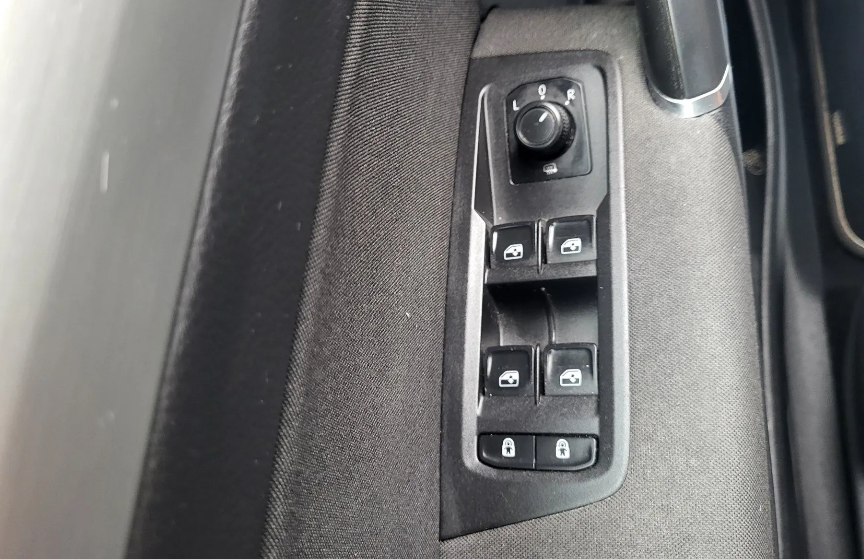Zunanja slika - Volkswagen Touran - 2.0 TDI DSG 7 sedežni-acc-pdc-alu-radar - 15