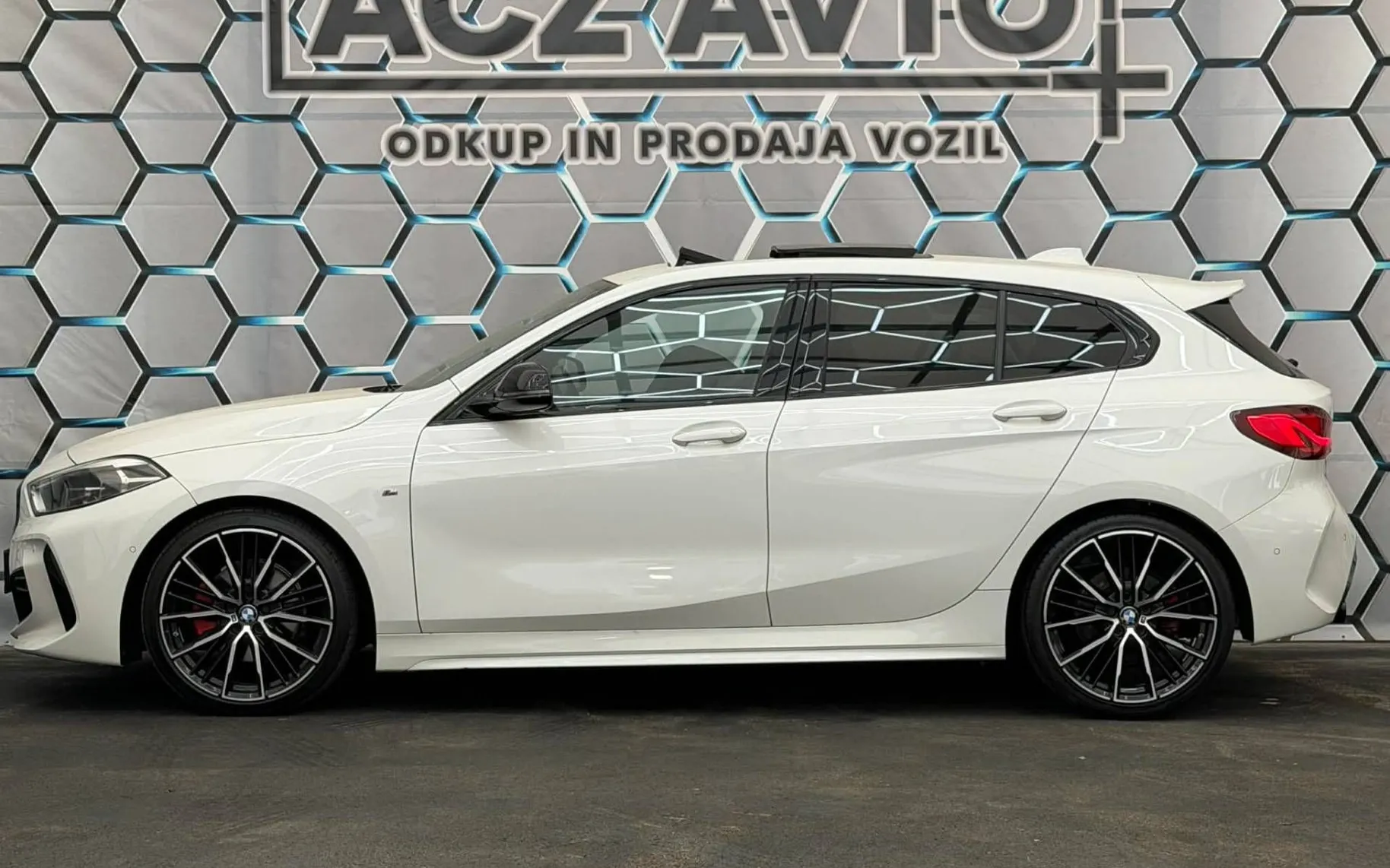 Notranja slika - BMW serija 1: - 118D•AUT•M PAKET•VIRTUAL•PANO•ACC•KEYLESS•KAMERA•. - 7