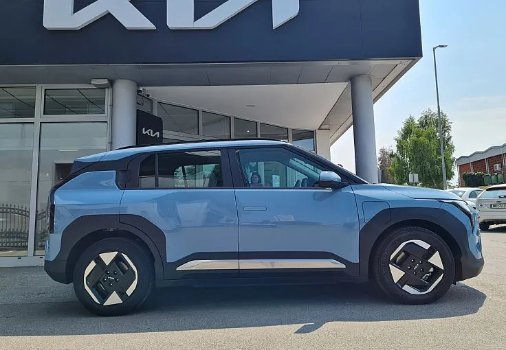 Zunanja slika - KIA EV3 - 58.3 kWh baterija. 150 kW Star - 4