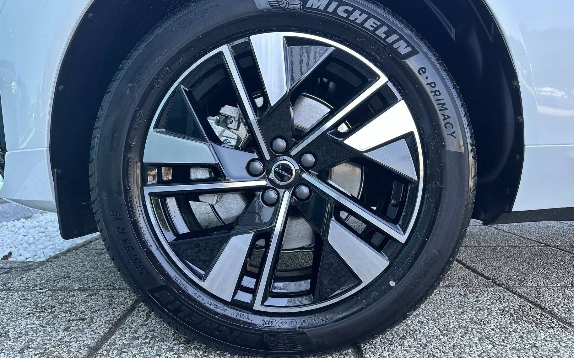 Notranja slika - Volvo XC60 - B5  P  AWD Plus Dark 3 leta garancije + 3 servisi - 9