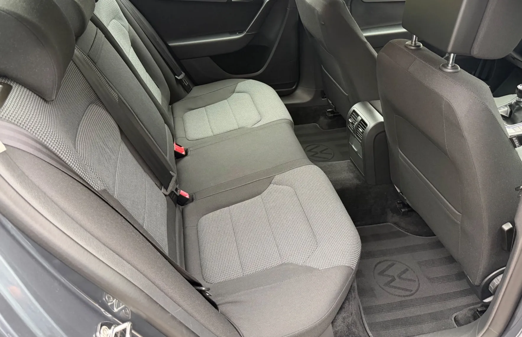 Zunanja slika - Volkswagen Passat - 2.0 TDI Comfortline 140PS NAVI PDC ALU LEANPAY - 13
