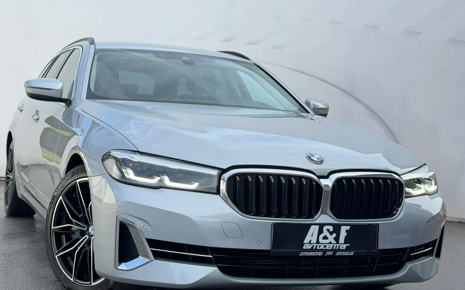 Zunanja slika - BMW Serija 5 - Touring: 530d-AUT-LED-110.000km-LIZING ZA TUJCE-4X KLIMA - 3