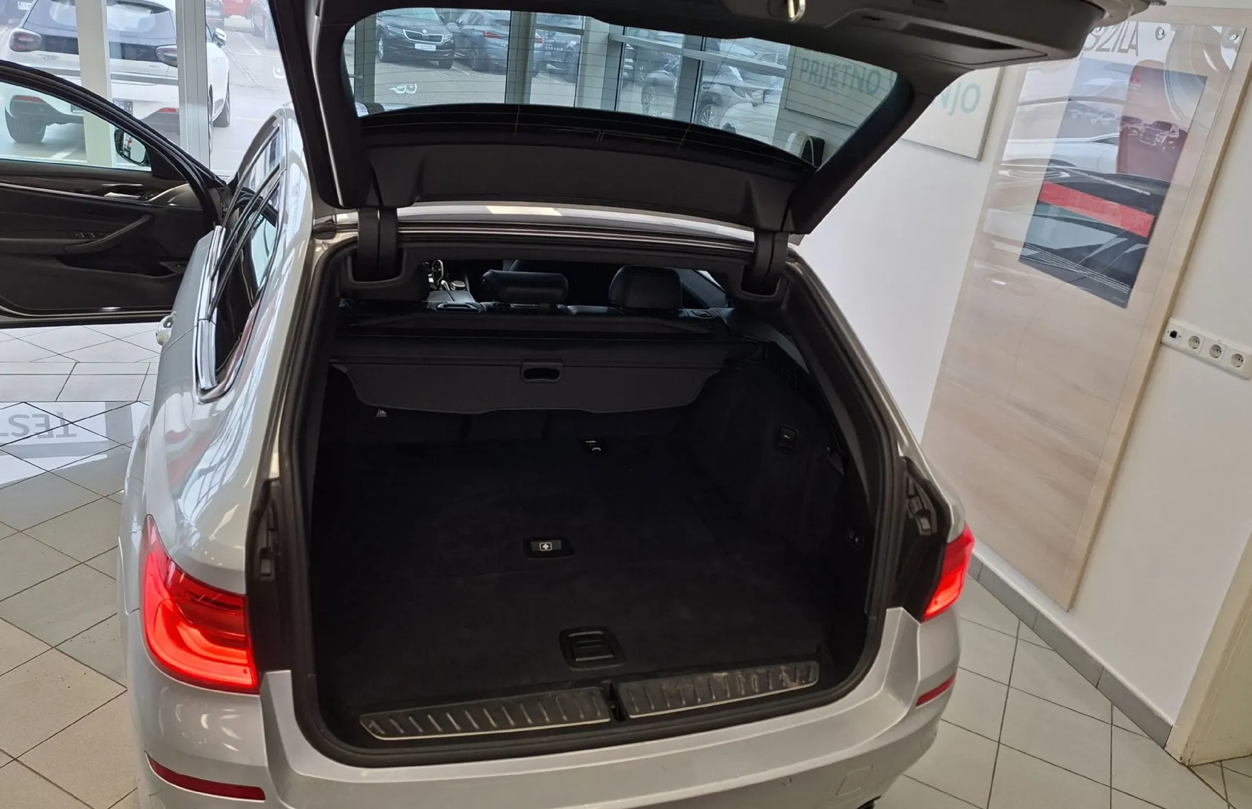 Zunanja slika - BMW Serija 5 - Touring: 520d x Drive aut.SPORT LINE-LED-NAVI-PANORAMA- - 16