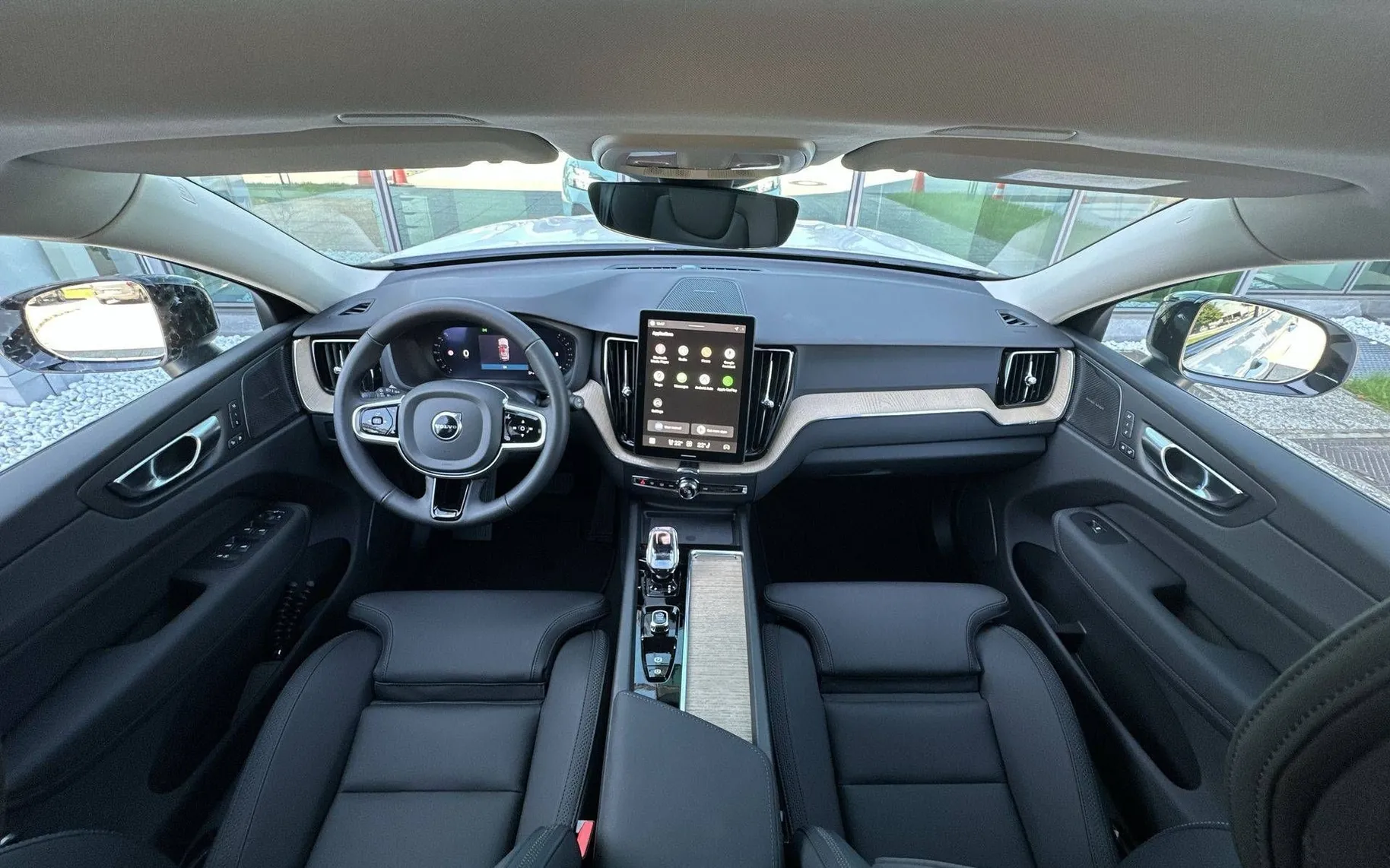 Notranja slika - Volvo XC60 - B5  P  AWD Plus Dark 3 leta garancije + 3 servisi - 20