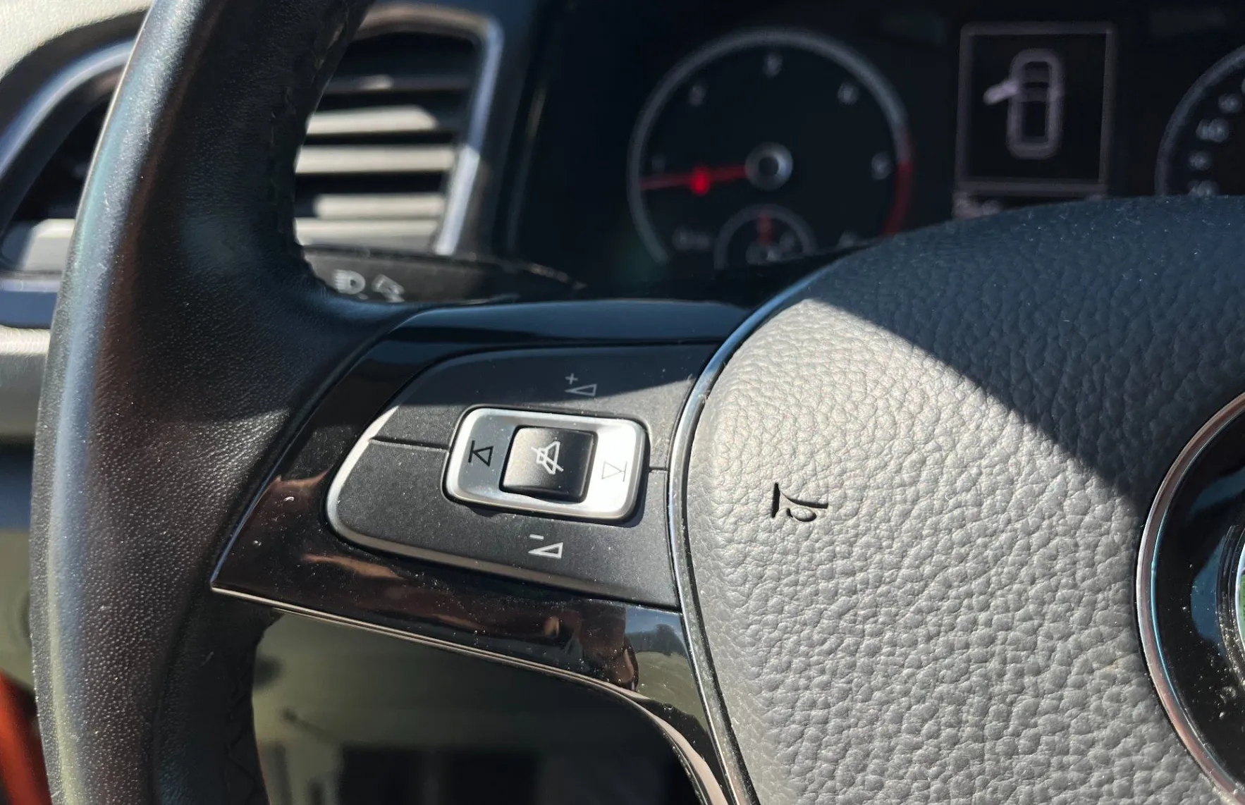 Zunanja slika - Volkswagen T-Roc - 1.6 TDI BMT 2X PDC. NAVI. SAMO 88.645 KM. - 14