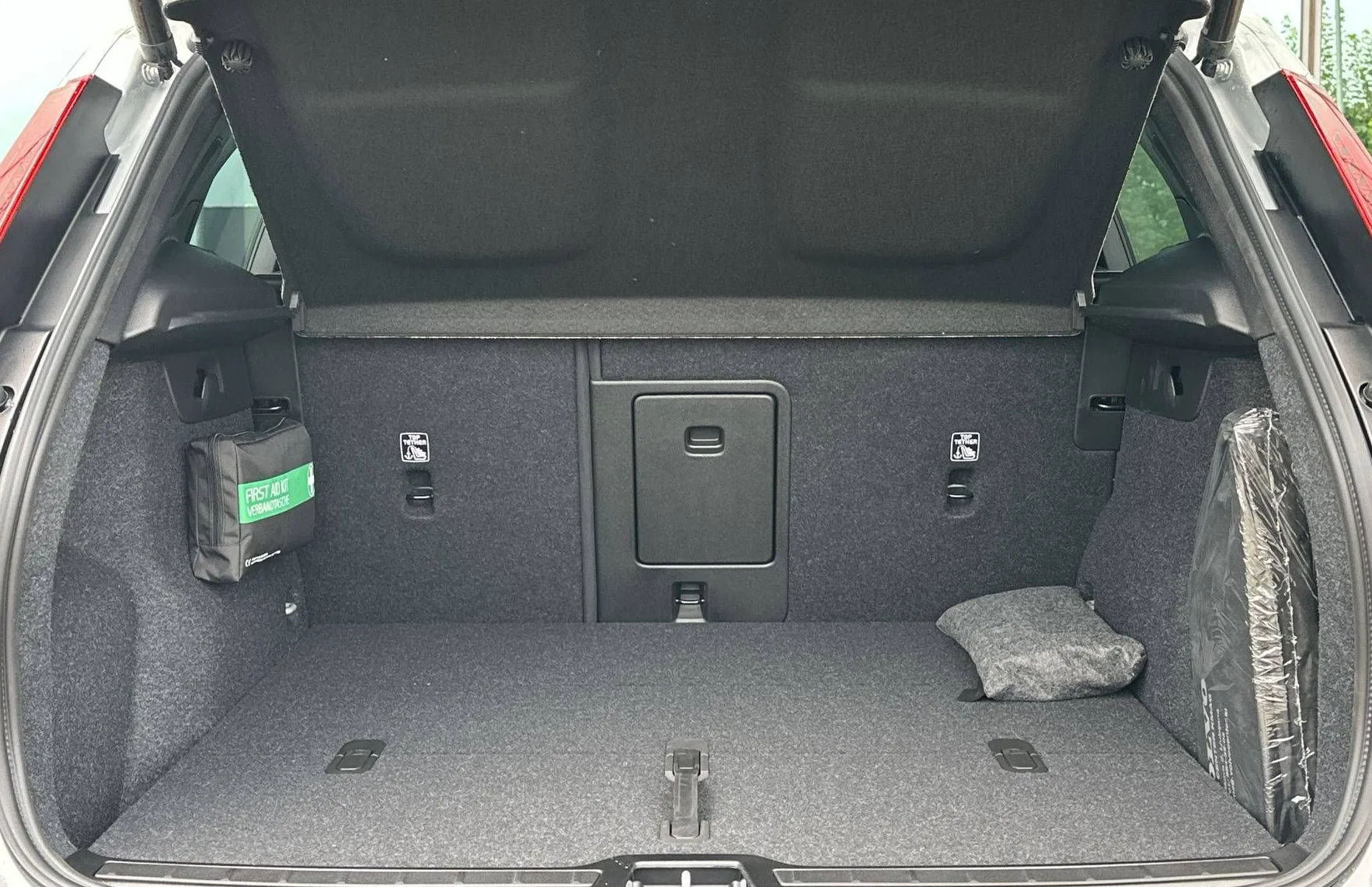 Zunanja slika - Volvo XC40 - B3 P Core AT DCT 3 leta garancije + 3 servisi - 11