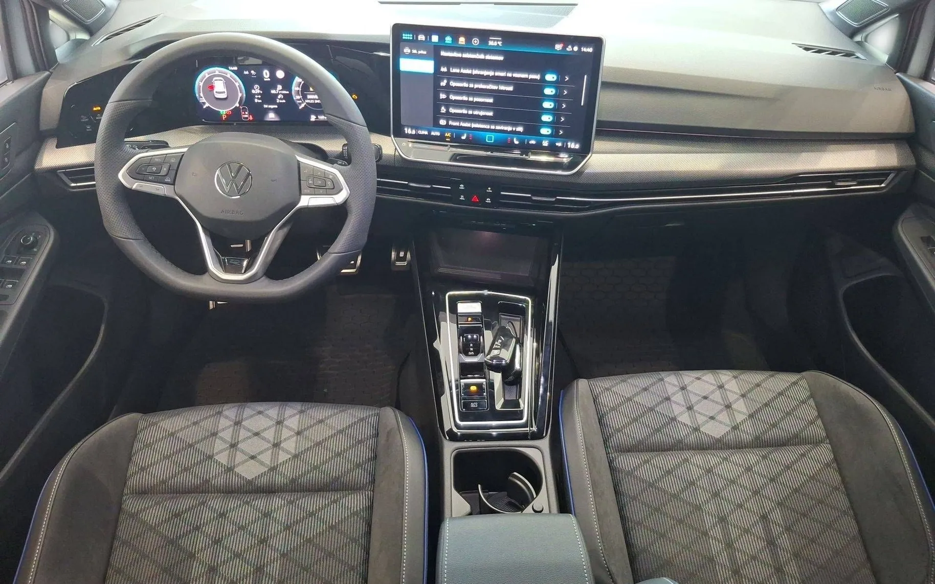 Notranja slika - Volkswagen Golf - 1.5 eTSI BMT 4Joy DSG - 10