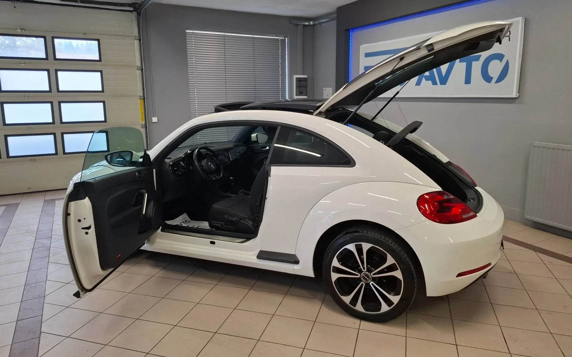 Notranja slika - Volkswagen Beetle - 1.2 TSI Design PANORAMA-GRETJE SEDEŽEV-ALU-TEMP... - 11