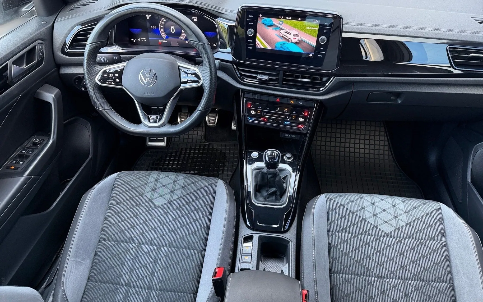 Notranja slika - Volkswagen T-Roc - 1.5 TSI BMT R-Line-SLO-IQ Light-Mrtvi kot-Vzv.kam - 10