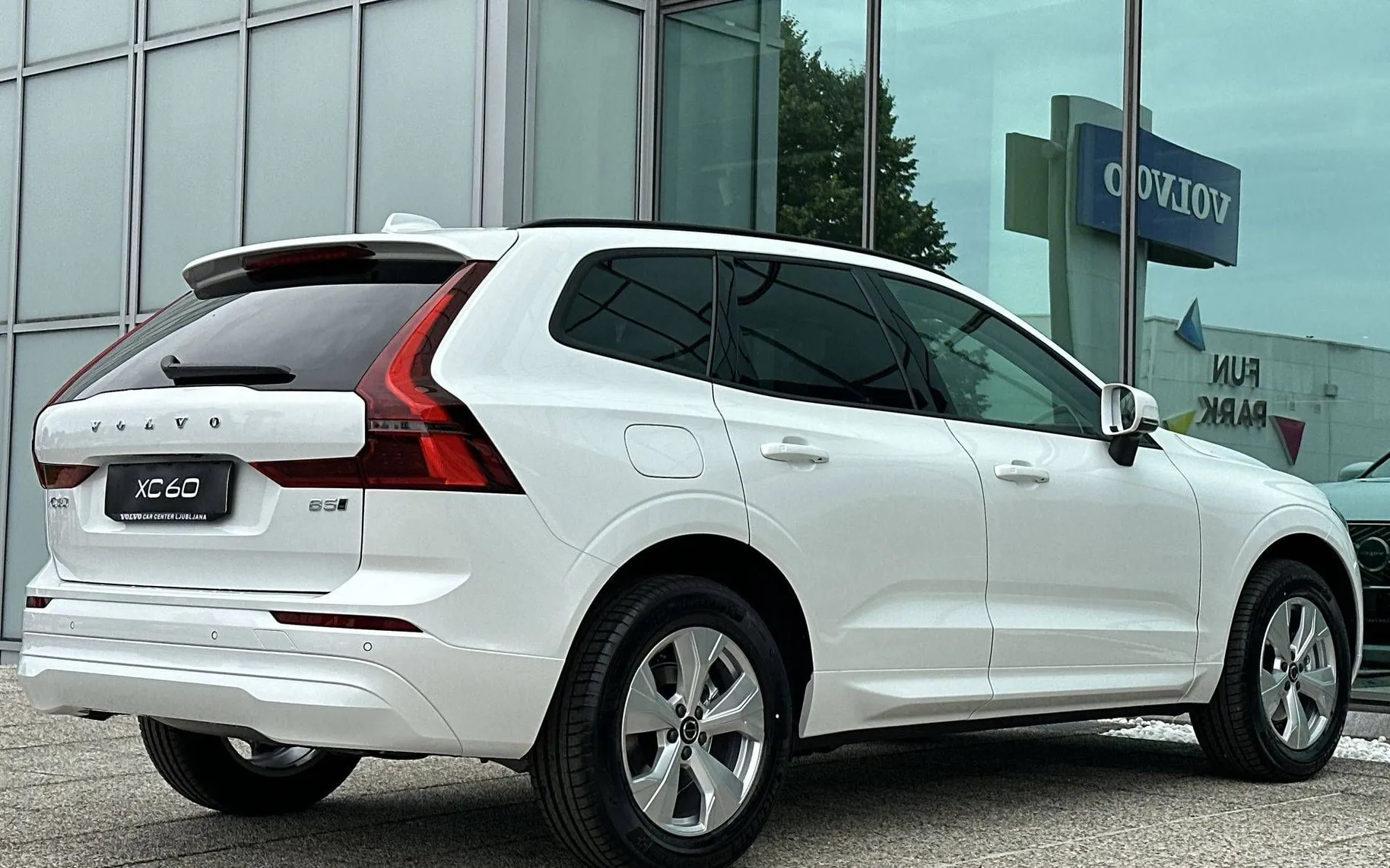 Zunanja slika - Volvo XC60 - B5  P  Core AT AWD 3 leta garancije + 3 servisi... - 5