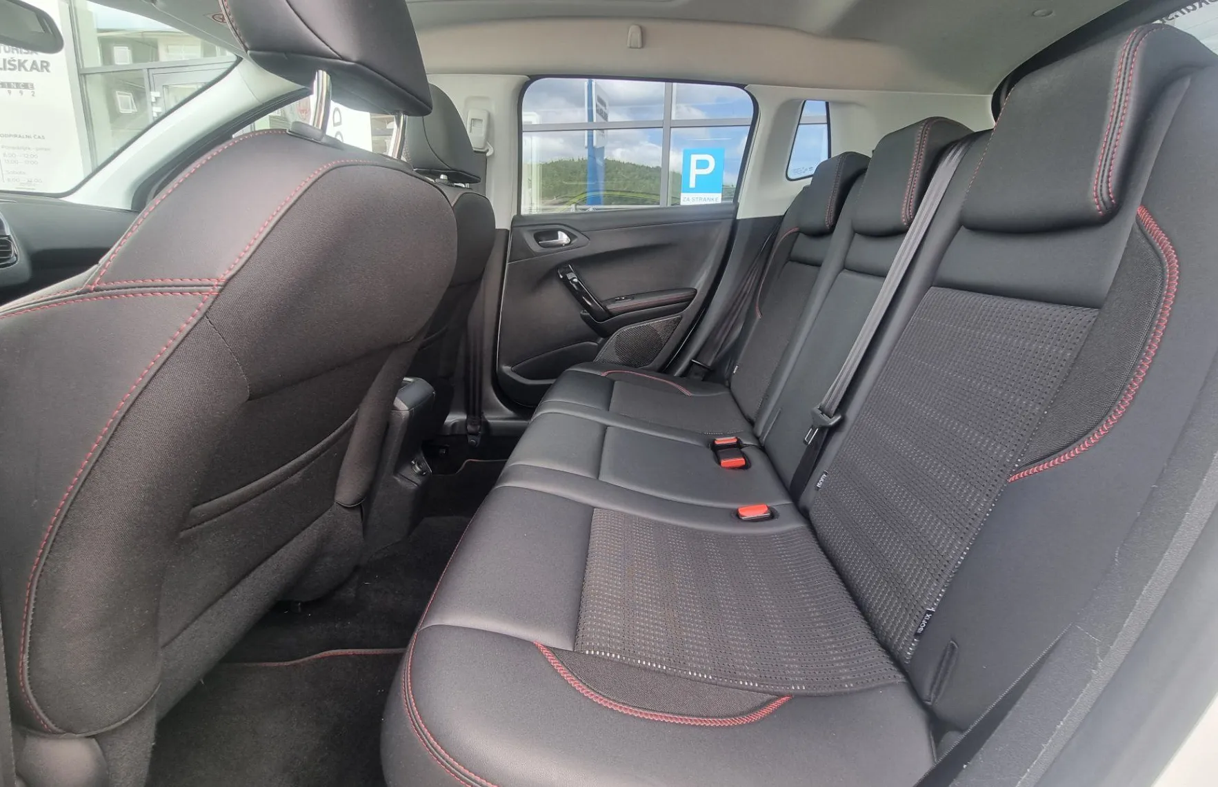 Zunanja slika - Peugeot 2008 - 1.2PT 110 GT Line AVTOMATIK + POTRJENA SERVISNA - 10