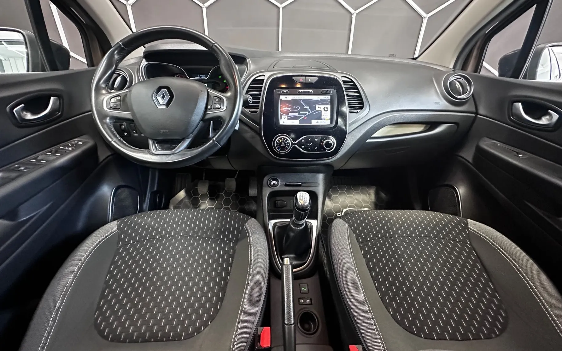 Notranja slika - Renault Captur - TCe 120 Energy Intens SAMO 53000km-SLO POREKLO - 9