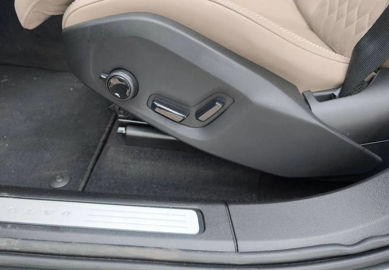 Zunanja slika - Volvo XC60 - B5P AWD Plus Dark Avt. - 11