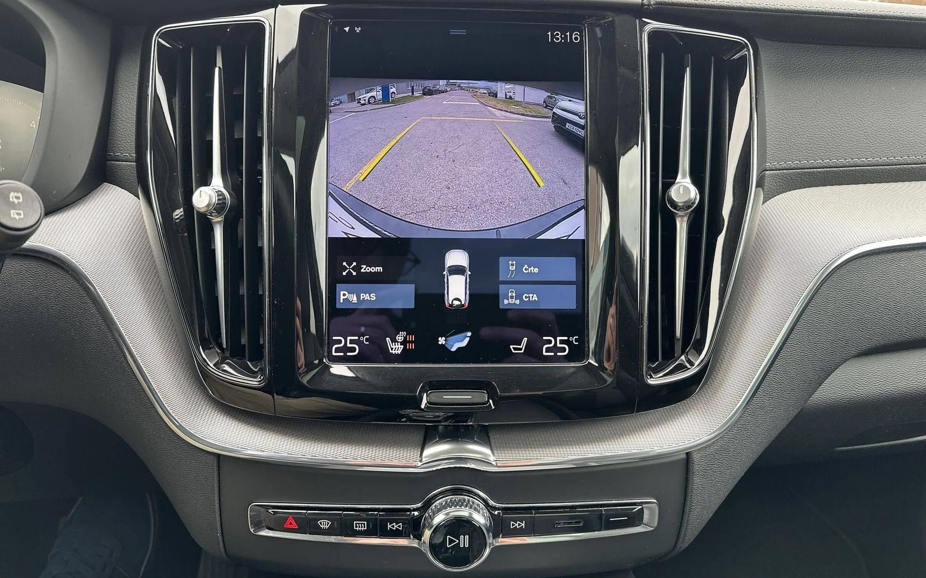 Notranja slika - Volvo XC60 - B4D AWD AUT Momentum Pro - 16
