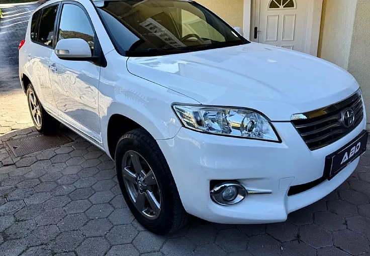 Zunanja slika - Toyota RAV4 - 2.2 D-4D . LASTNIK VLEČNA KLJUKA LETNO JAMSTVO - 3