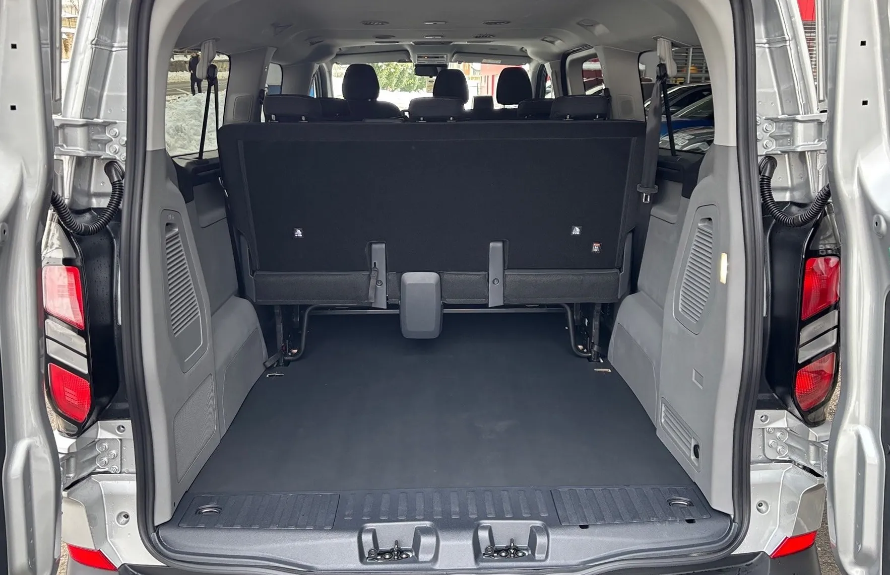 Zunanja slika - Ford E-Transit Custom - Transit Custom KOMBI TREND 2.0 TDCi 150PS M6-NA ZALOGI - 9