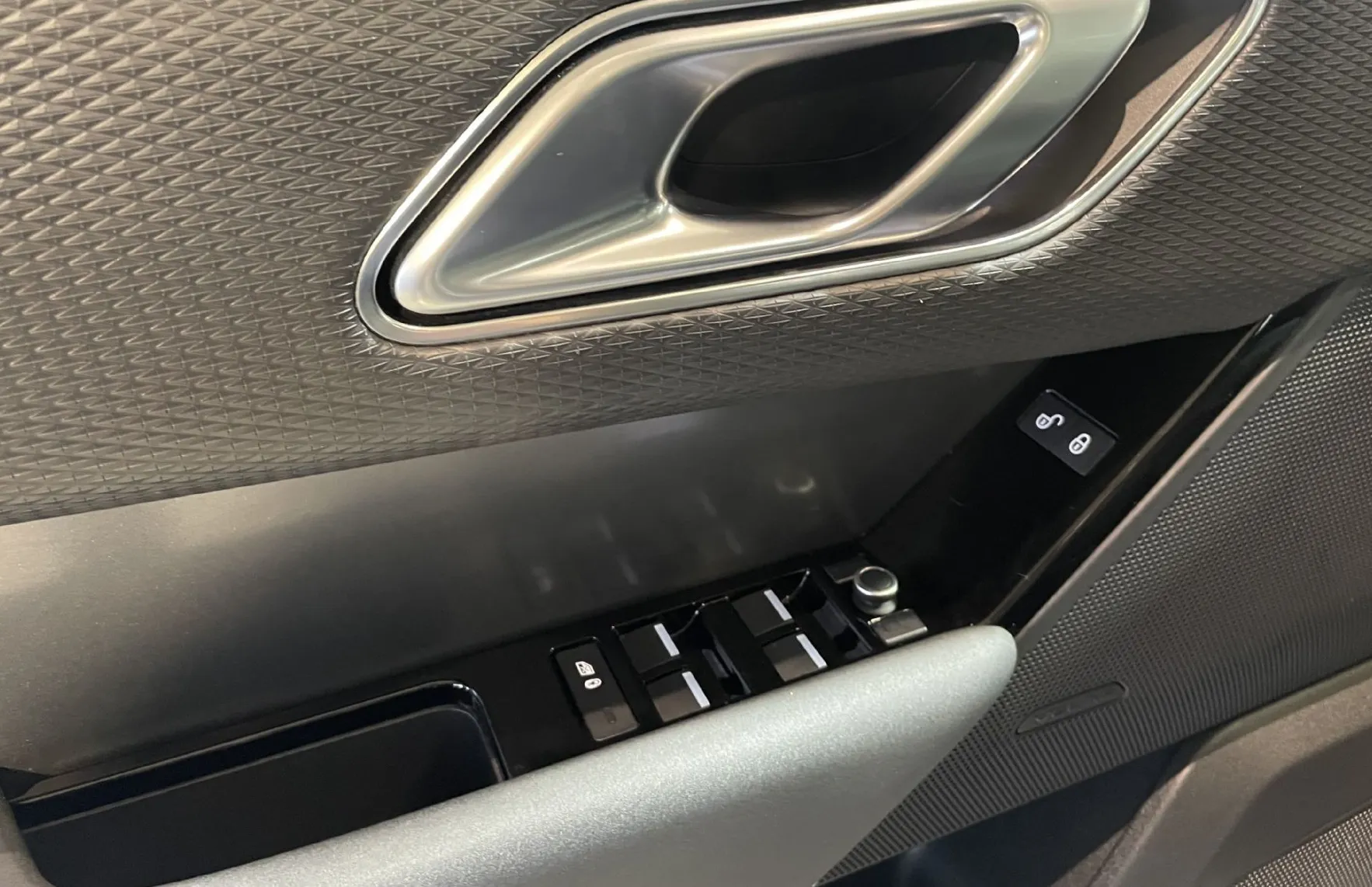 Zunanja slika - Land Rover Range Rover Velar - PANORAMA-ALCANTARA-KEYLESS-NAVI-GRETJE-RADAR-LE - 17