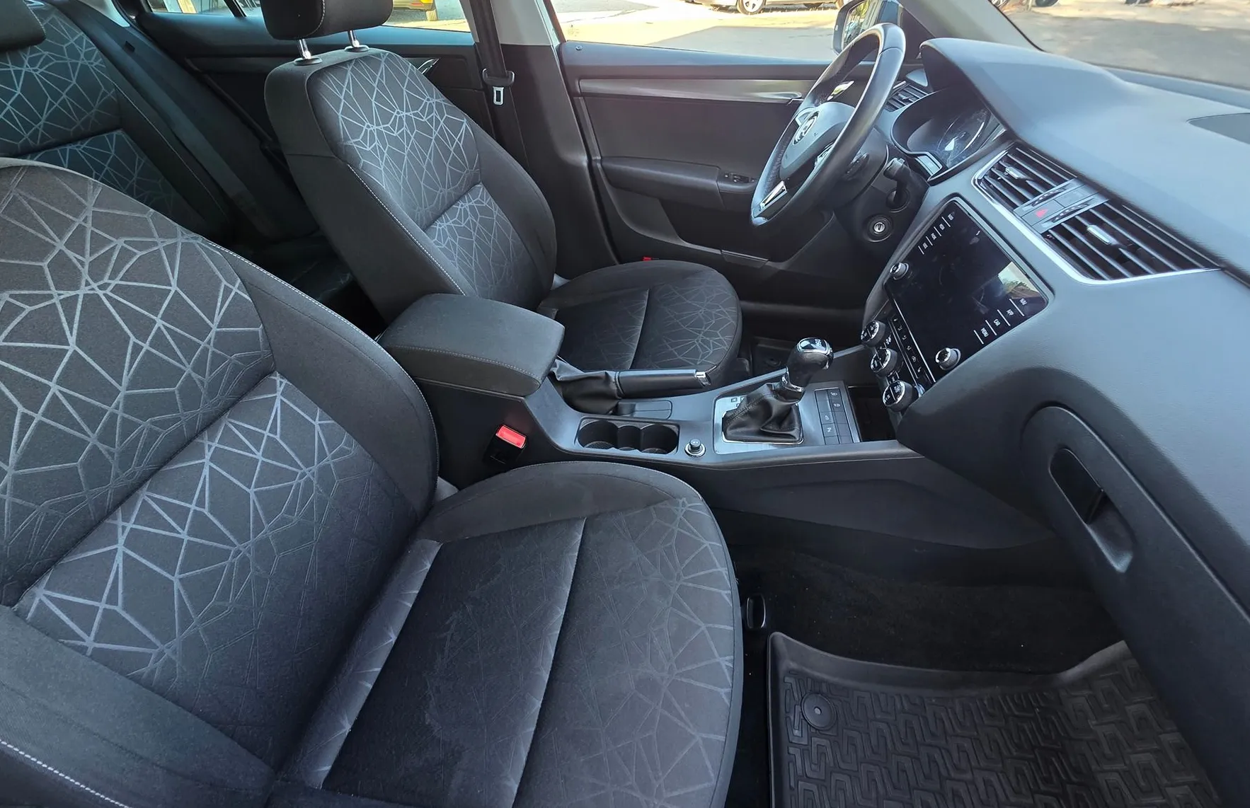 Zunanja slika - Škoda Octavia - COMBI 2.0TDI DSG LED-NAVI-CANON-GRETJE SEDEŽEV-ALU - 13
