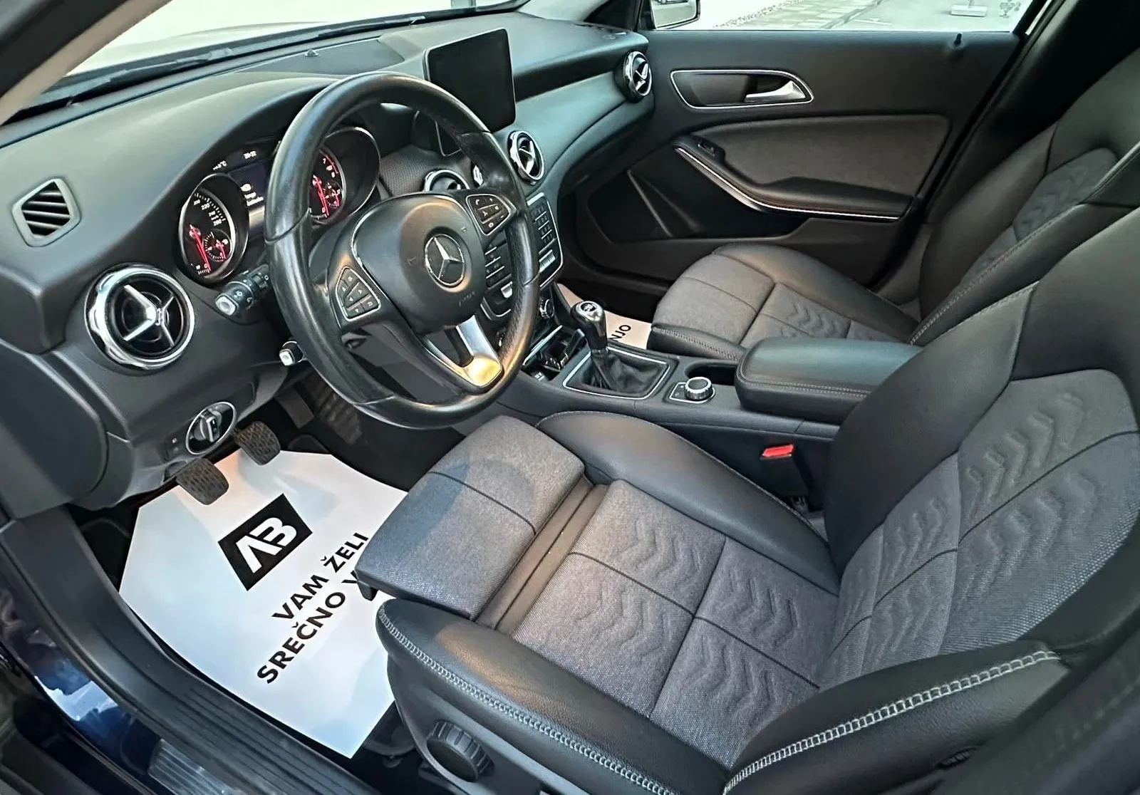Notranja slika - Mercedes-Benz GLA-Razred - GLA 180+R.KAMERA+USNJE+ALU - 8