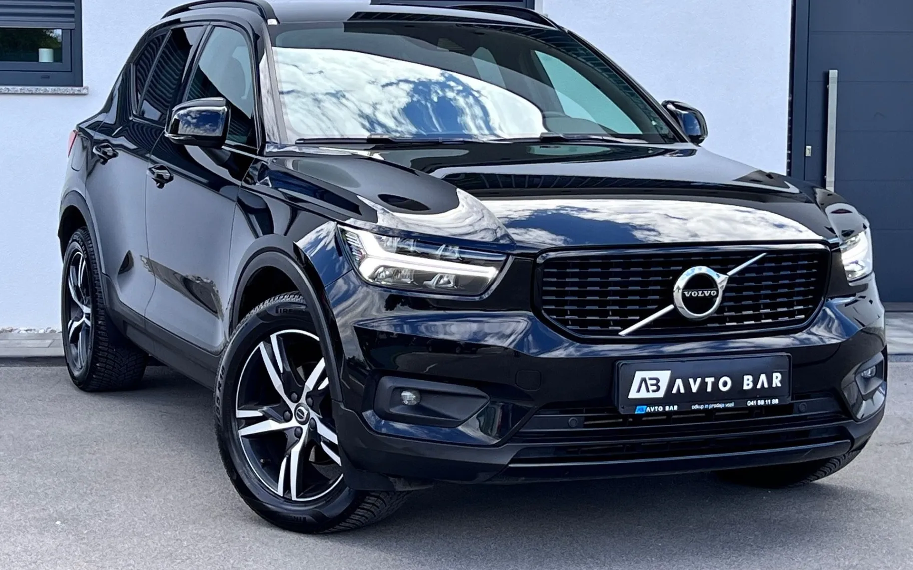 Zunanja slika - Volvo XC40 - T3 R-design+ALU+LED+HI-FI+KLJUKA... - 1