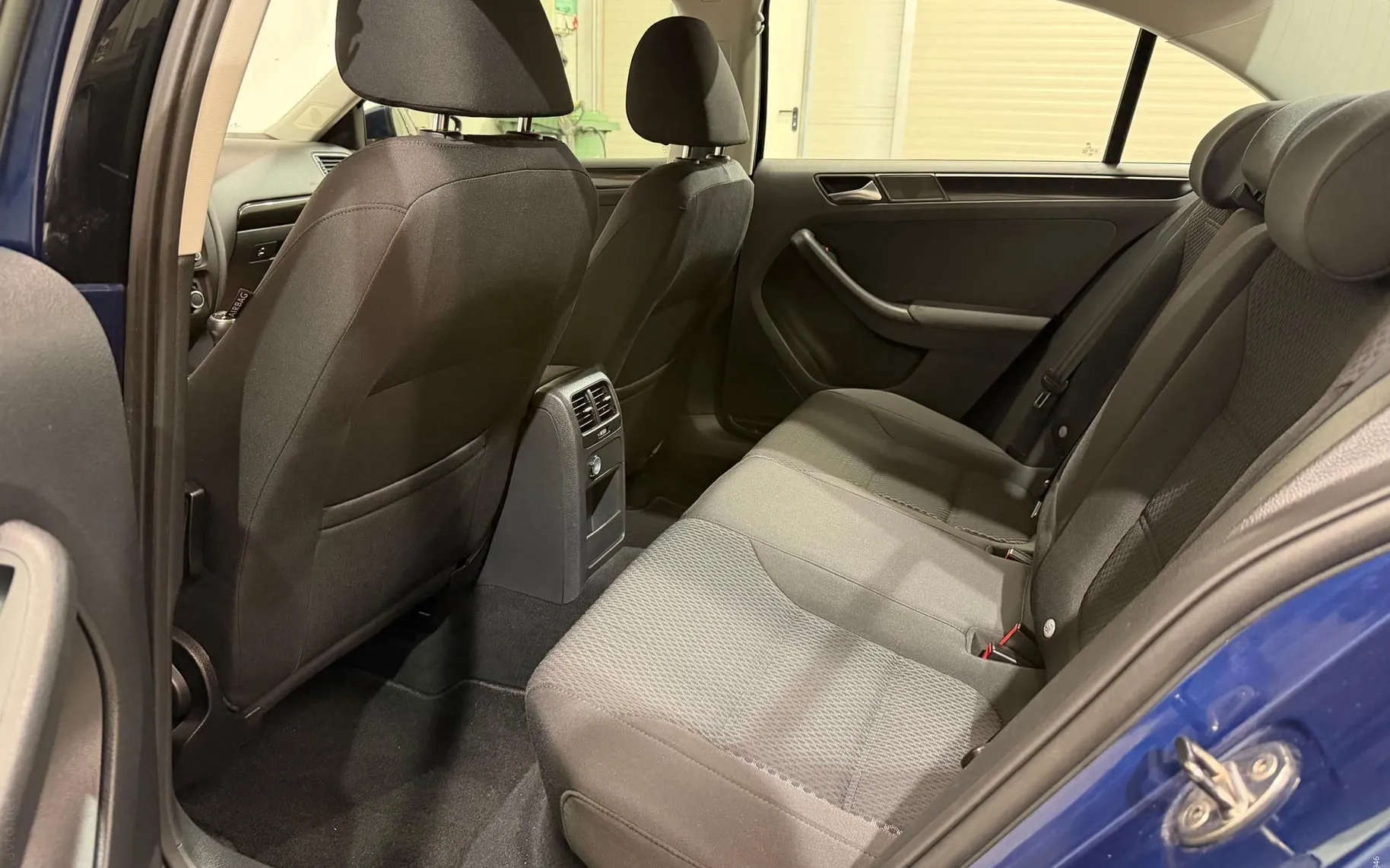 Notranja slika - Volkswagen Jetta - 1.6 TDI-TEMPOMAT-LIMO-PDC-SERVISNA-KNJ-ODLIČNA - 12