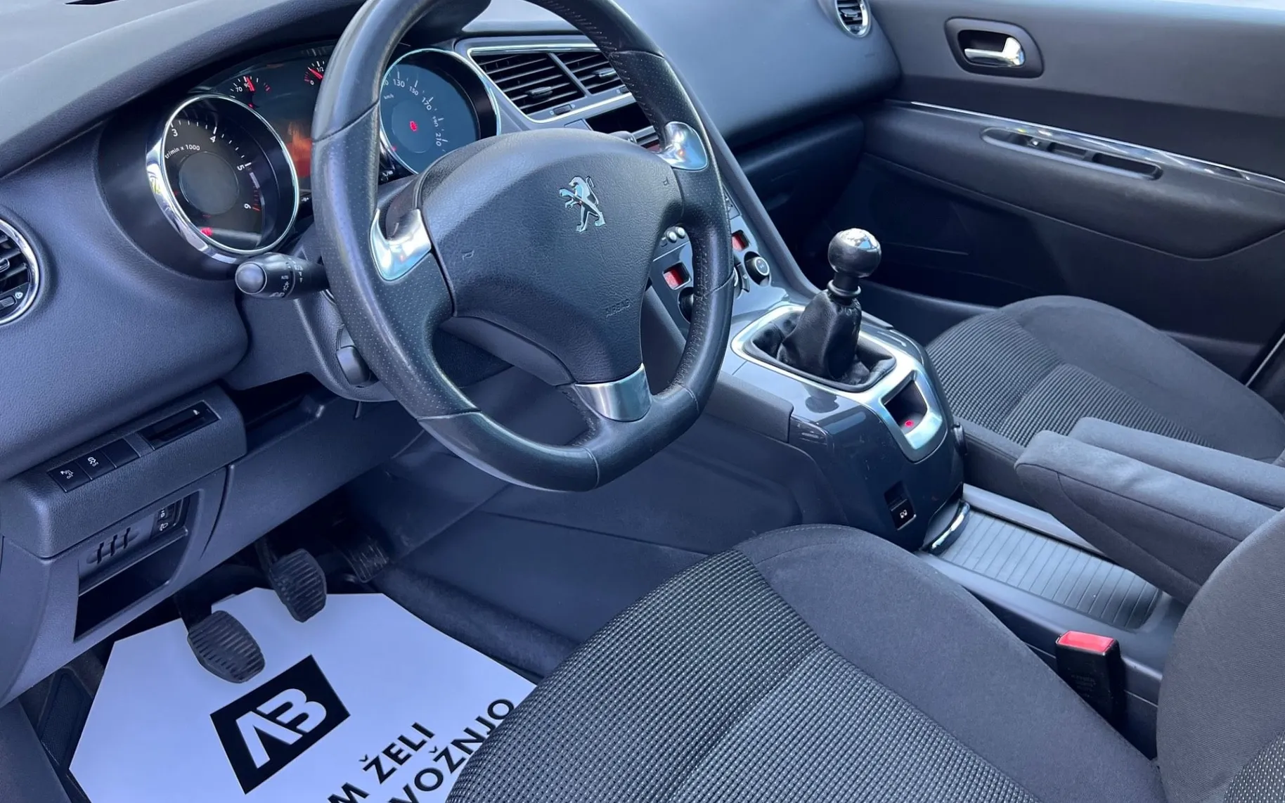 Notranja slika - Peugeot 5008 - 1.6 HDi Style+PANORAMA+ALU+LED+TEMP - 10