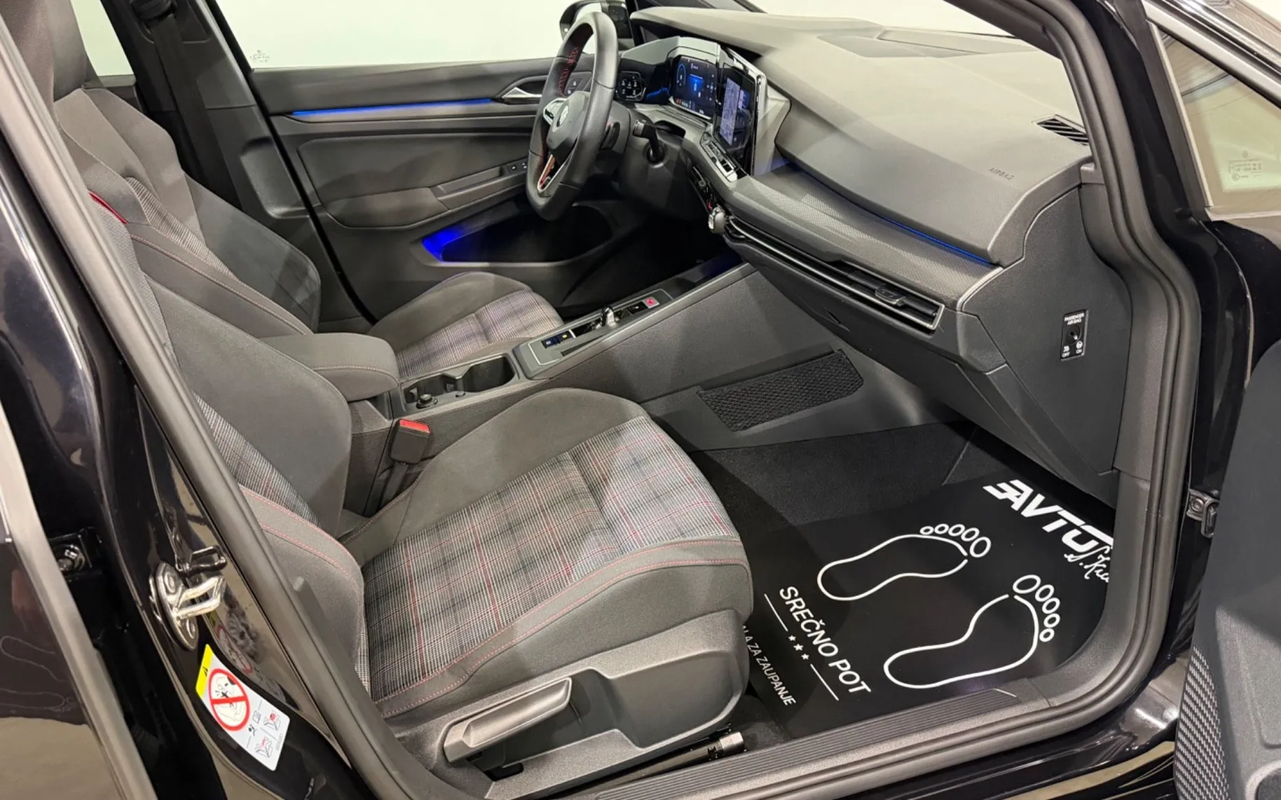 Notranja slika - Volkswagen Golf - 2.0 TSI-GTI-PANORAMA-VIRTUAL-DSG-ACC-IQ-KAMERA-NAV - 12
