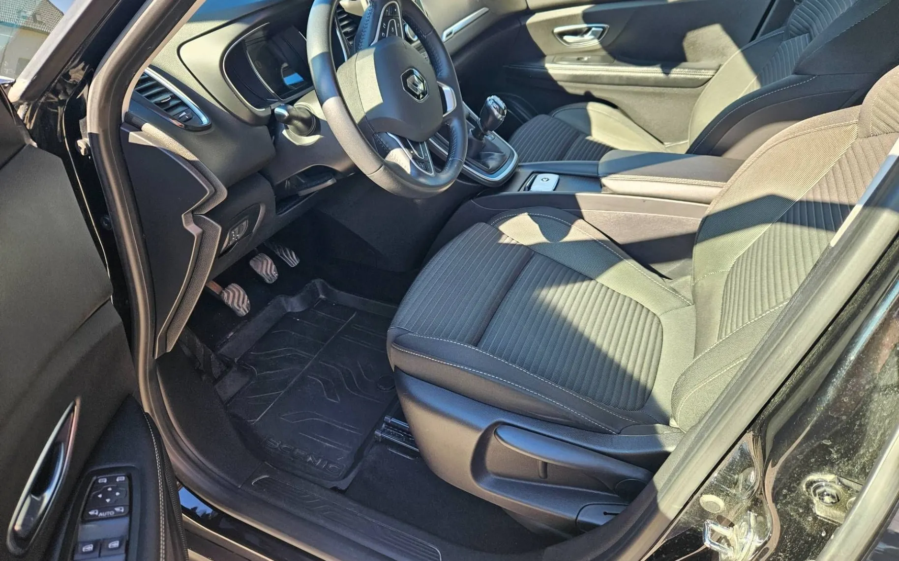 Notranja slika - Renault Scenic - 1.3 16V 1.LASTNIK SLO SAMO 57000KM - 8