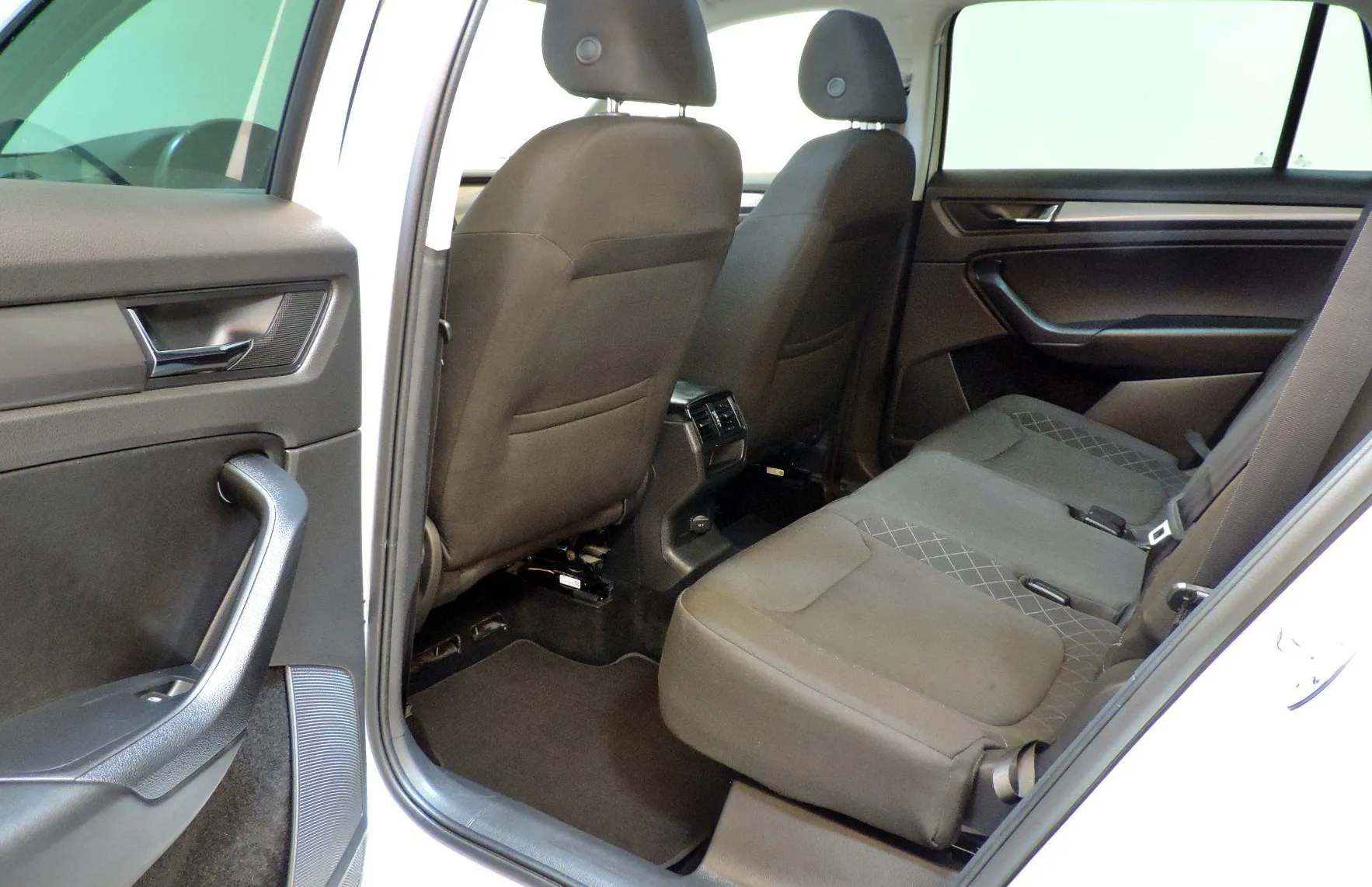 Zunanja slika - Škoda Kodiaq - 2.0 TDI Ambition DSG 7.SEDEŽEV-PANORAMA-ACC-LED - 10