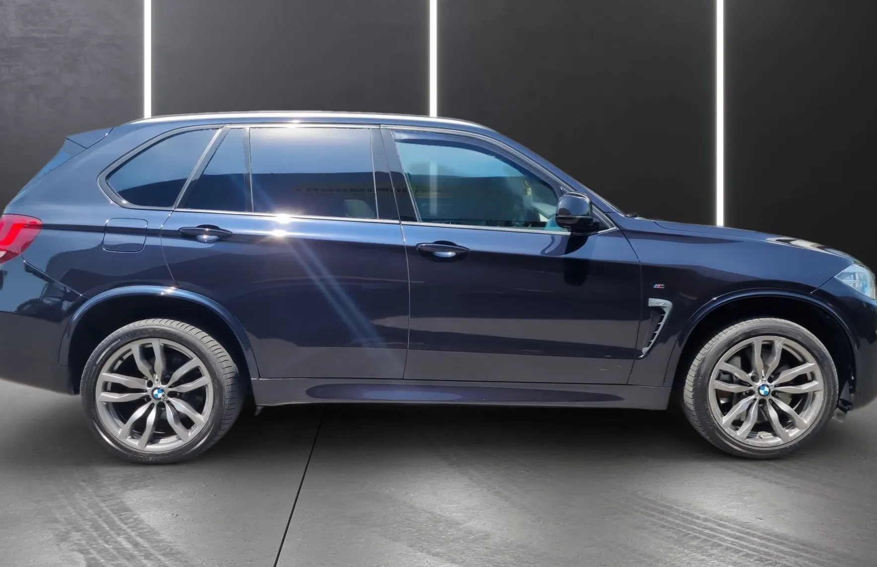 Zunanja slika - BMW X5 - serija : M50d M PAKET FULL LED NAVI PDC KAMERA TEM TOP... - 8
