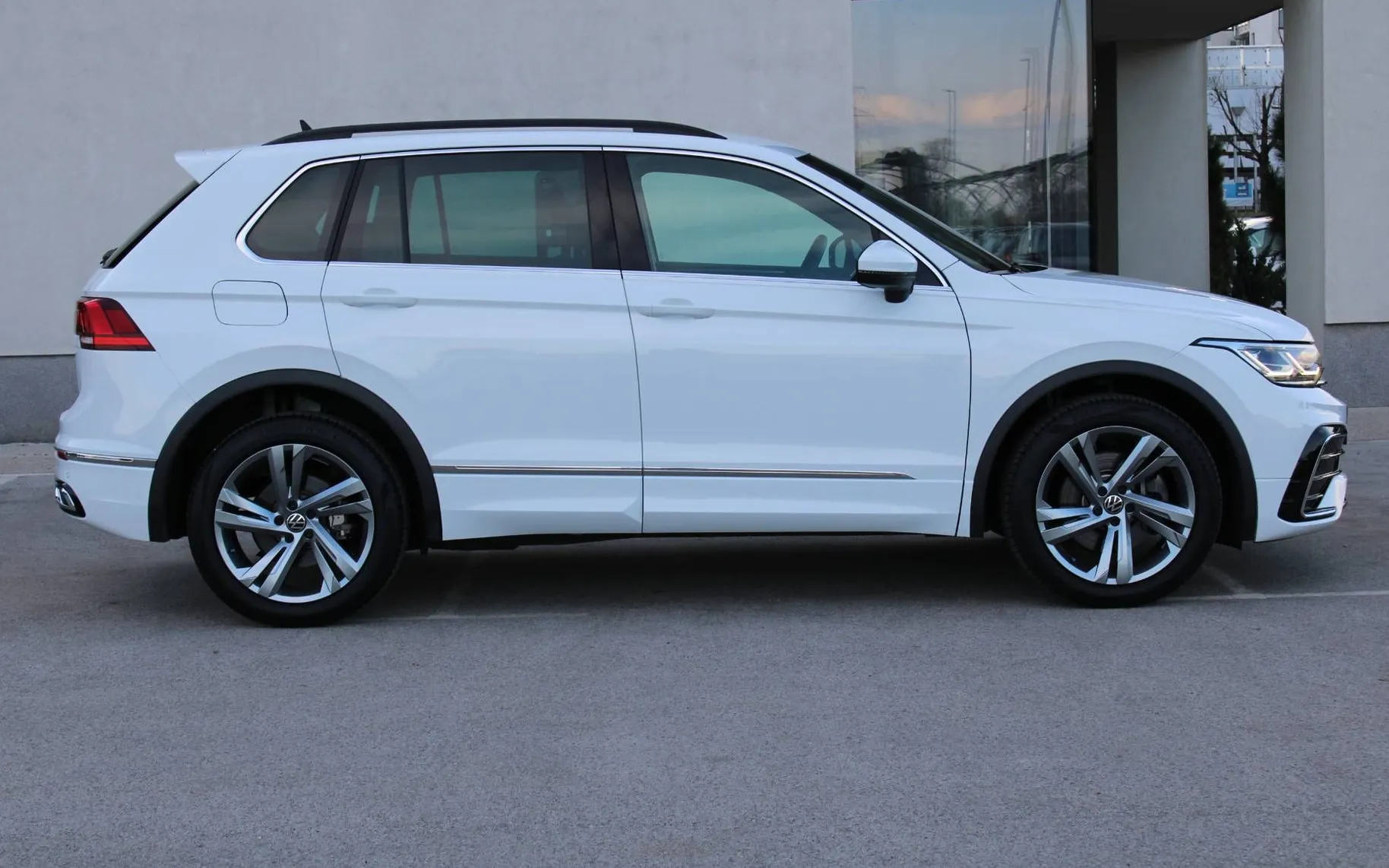 Zunanja slika - Volkswagen Tiguan - 1.4 TSI eHybrid R-LINE ACC AMBIL.VIRTUAL IQ MATR - 6