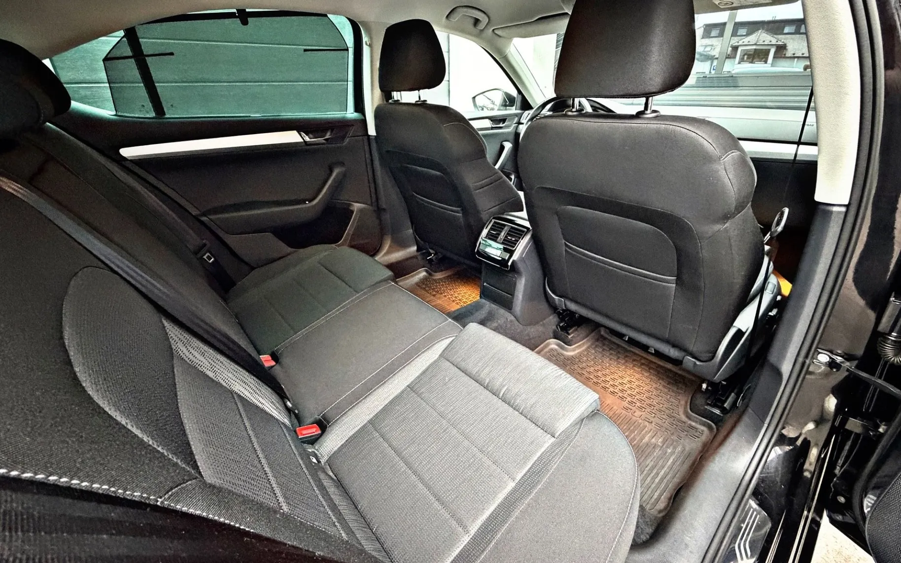 Notranja slika - Škoda Superb - 2.0 TDI DSG•LIMO•ACC•NAVI•KAMERA•KLJUKA•ATRAKTIVEN - 11