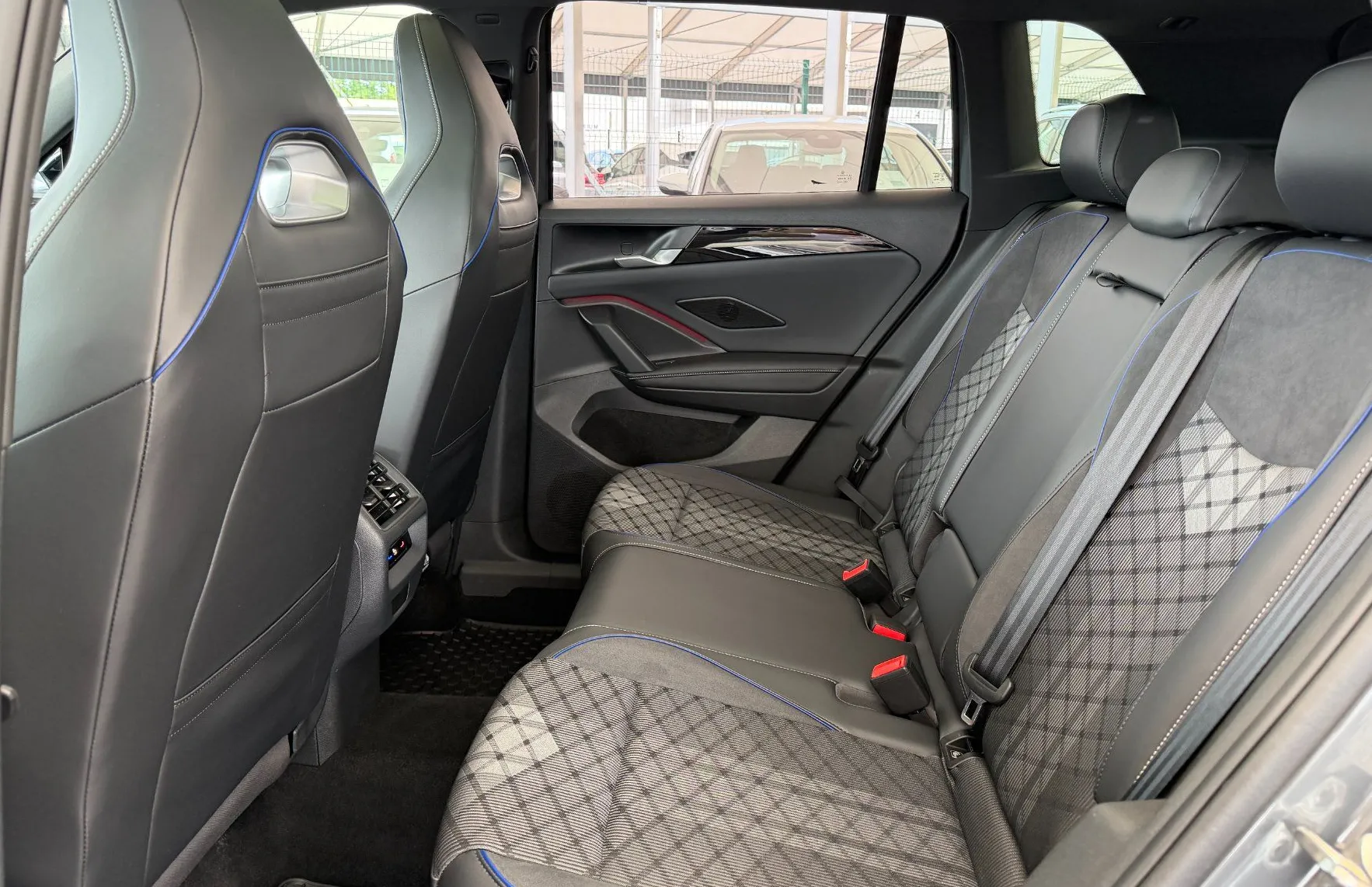 Zunanja slika - Volkswagen Tiguan - 4JOY 2.0TDI DSG SLO 1.Lastnik BLACK STYLE-PANORAMA - 10