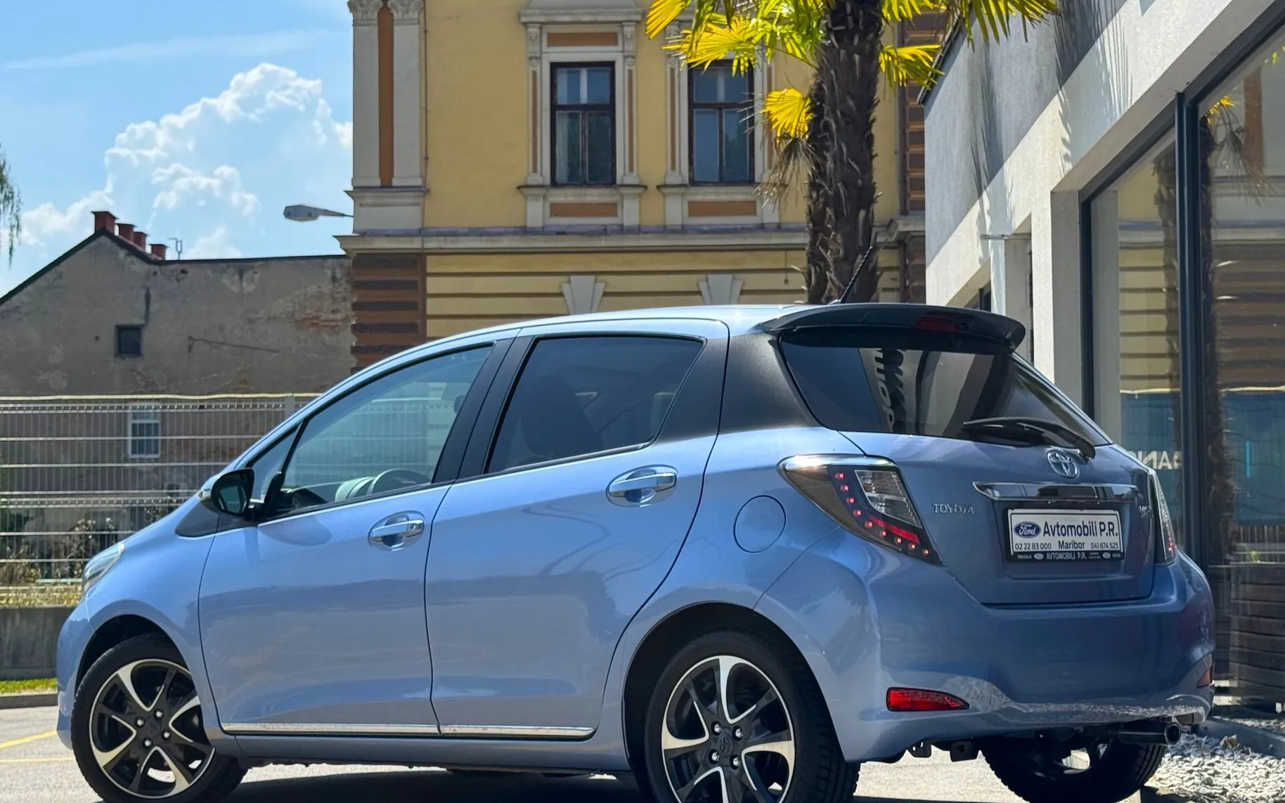 Zunanja slika - Toyota Yaris - 1.33 VVT-i Luna SLO 6 PRESTAV 2 KOMPLETA PLATIŠČ - 5