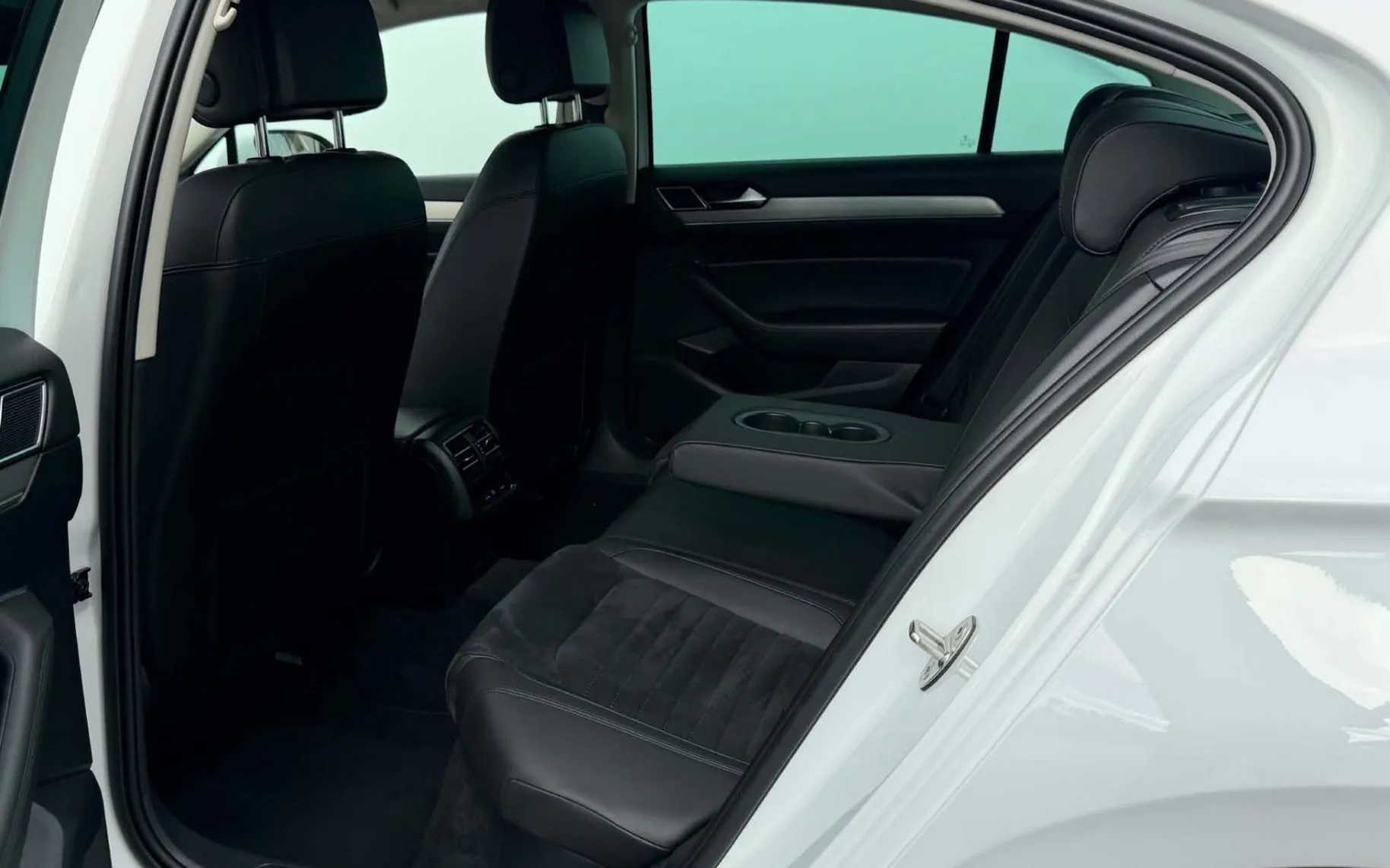 Notranja slika - Volkswagen Passat - 2.0 TDI-R LINE-1 LASTNIK-FUL LED-LIZING ZA TUJCE- - 10