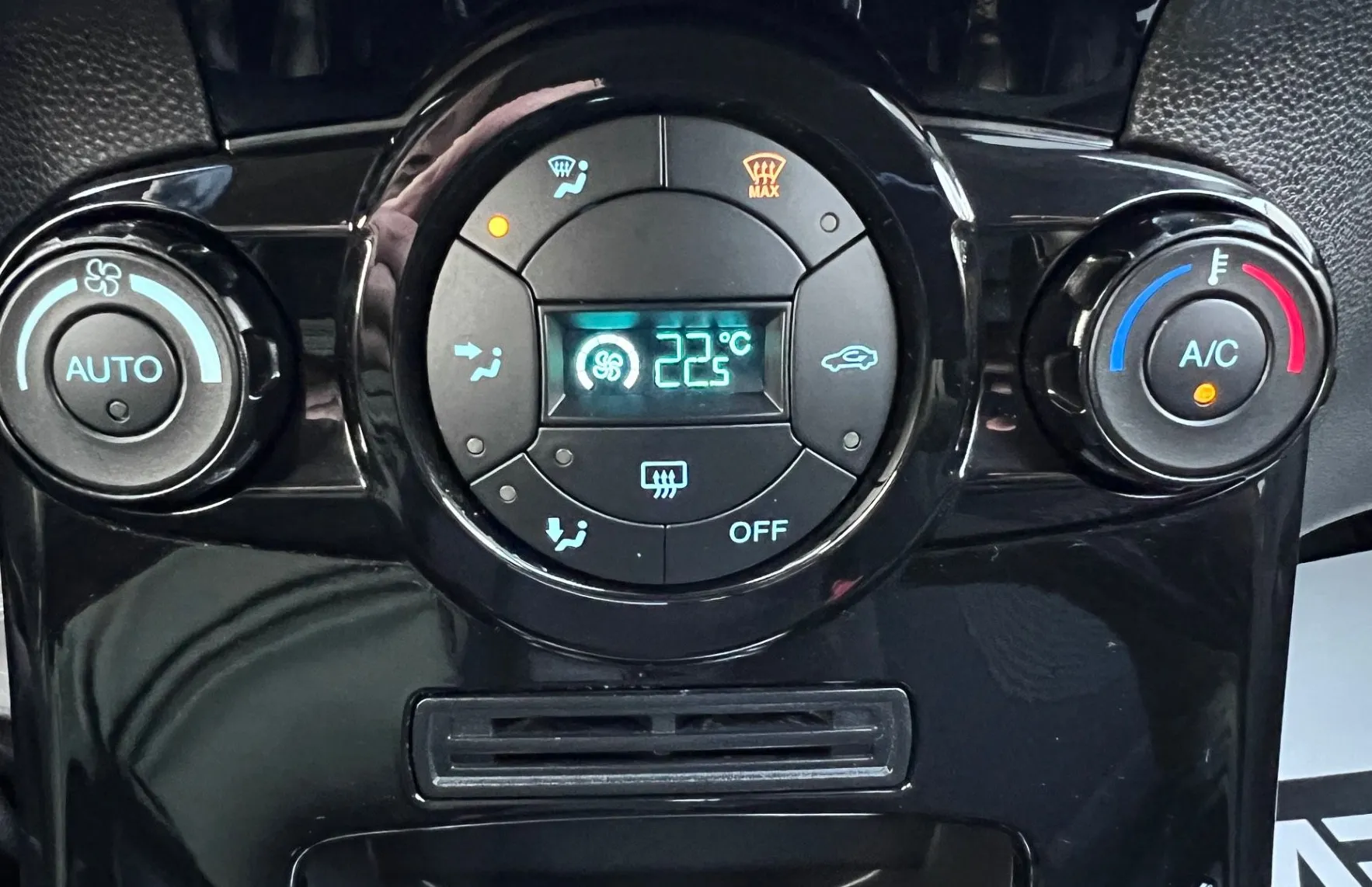 Zunanja slika - Ford Fiesta - 1.25l+LED+ALU+TITANIUM+TEMP... - 20
