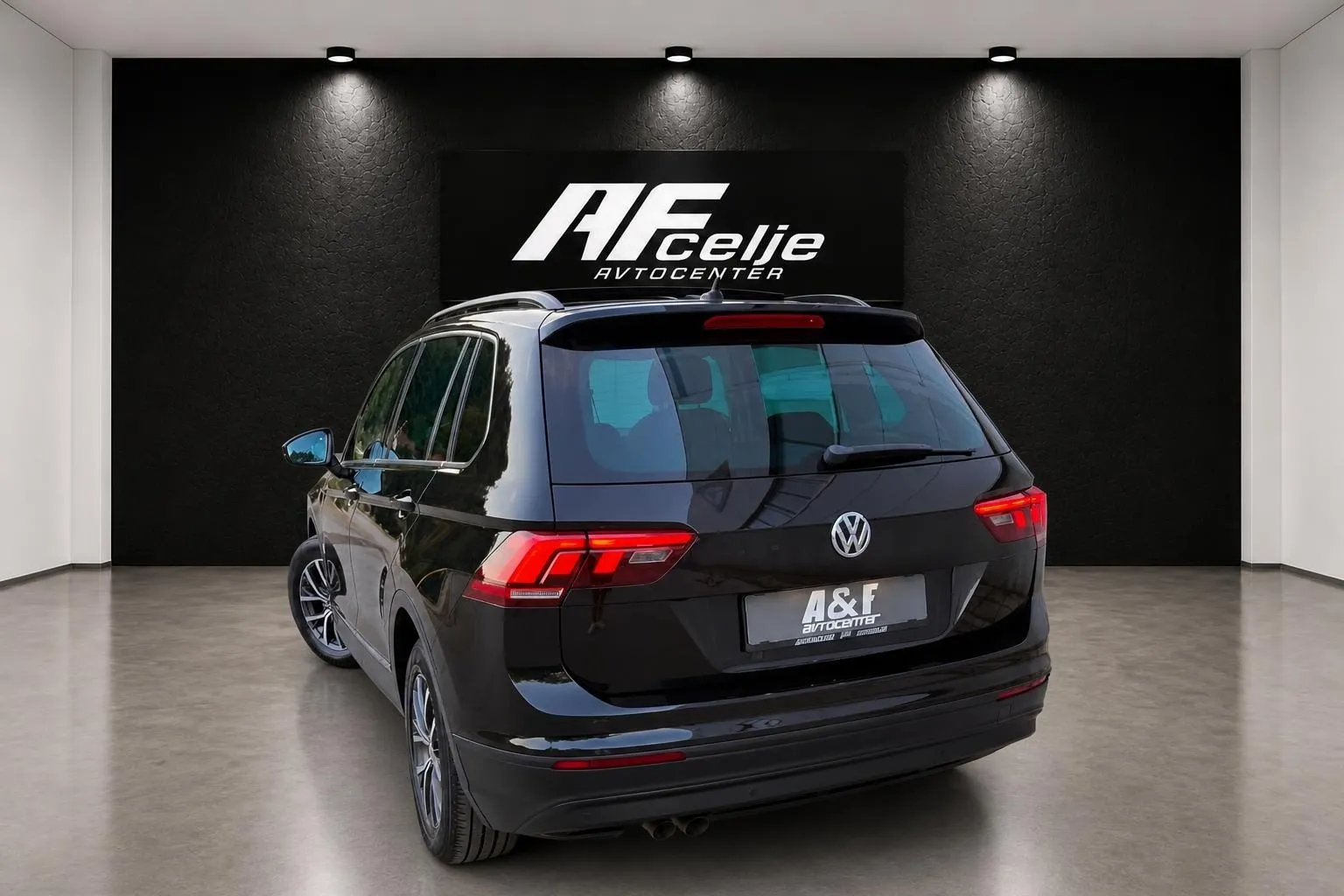 Notranja slika - Volkswagen Tiguan - 2.0 TDI-H LINE-PANORAMA-VIRTUAL-LIZING ZA TUJCE- - 7