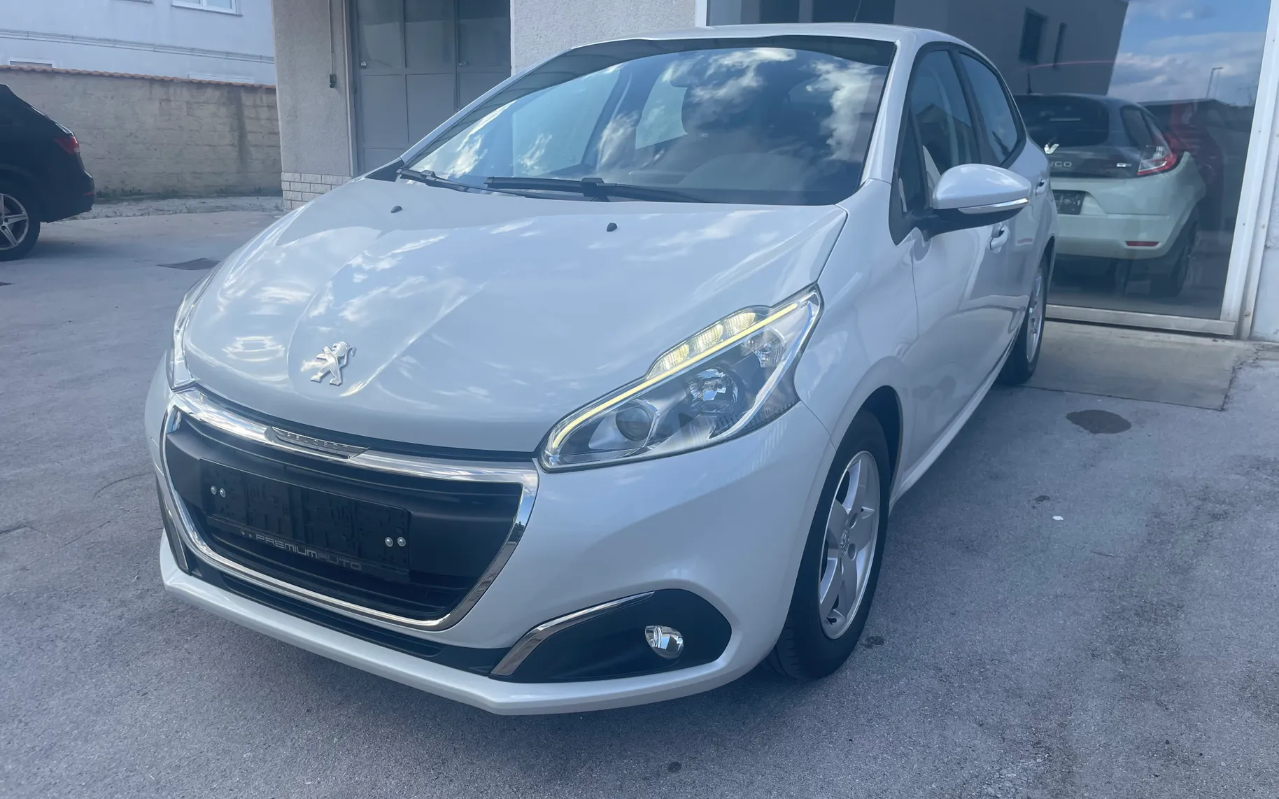 Zunanja slika - Peugeot 208 - 1.2 PureTech 82 ALLURE biserno bele barve - 3
