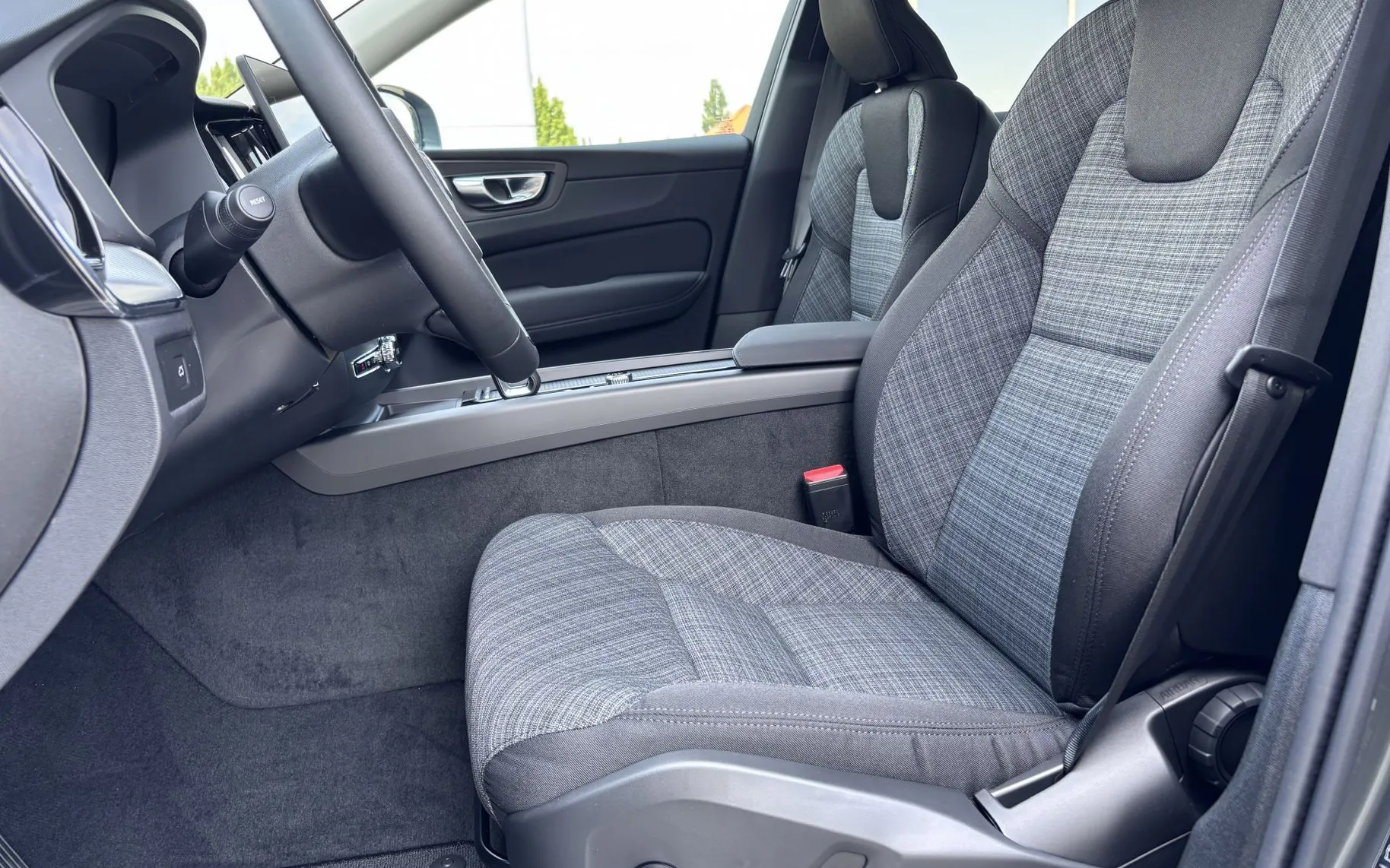 Zunanja slika - Volvo XC60 - B5P  Core AT AWD 3 leta garancije + 3 servisi - 7