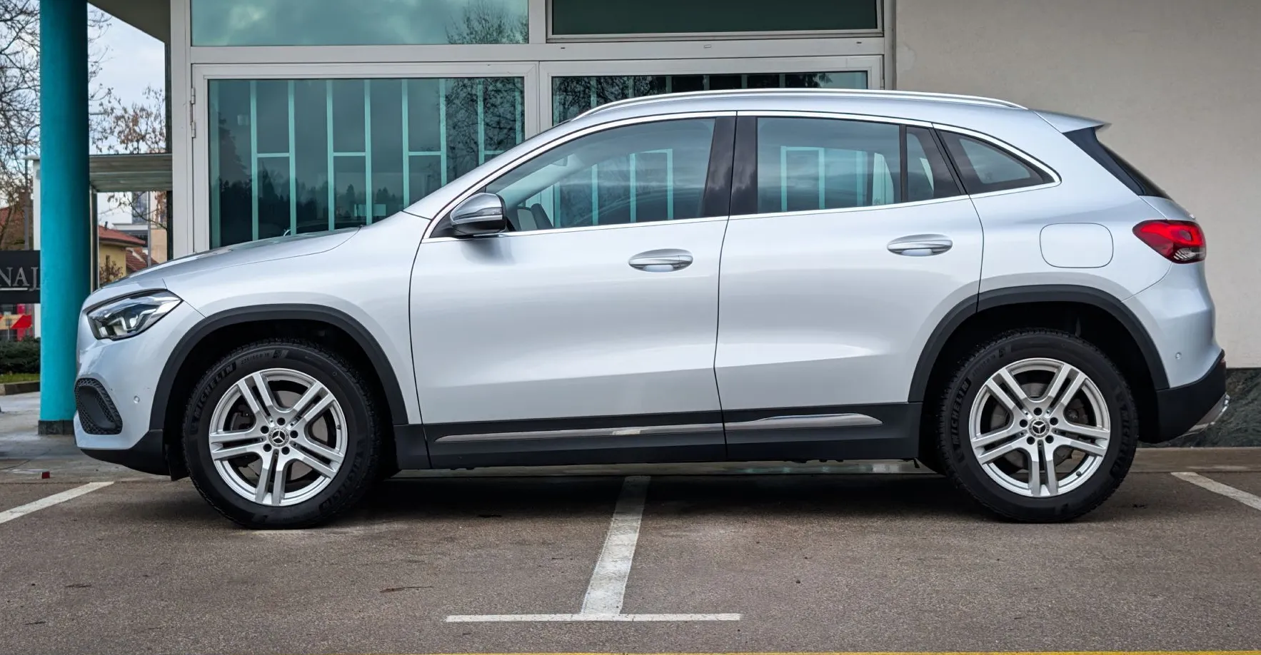 Zunanja slika - Mercedes-Benz GLA-Razred - GLA 220d 4M LED Ambient. Kamera Aktiv. tempomat - 7